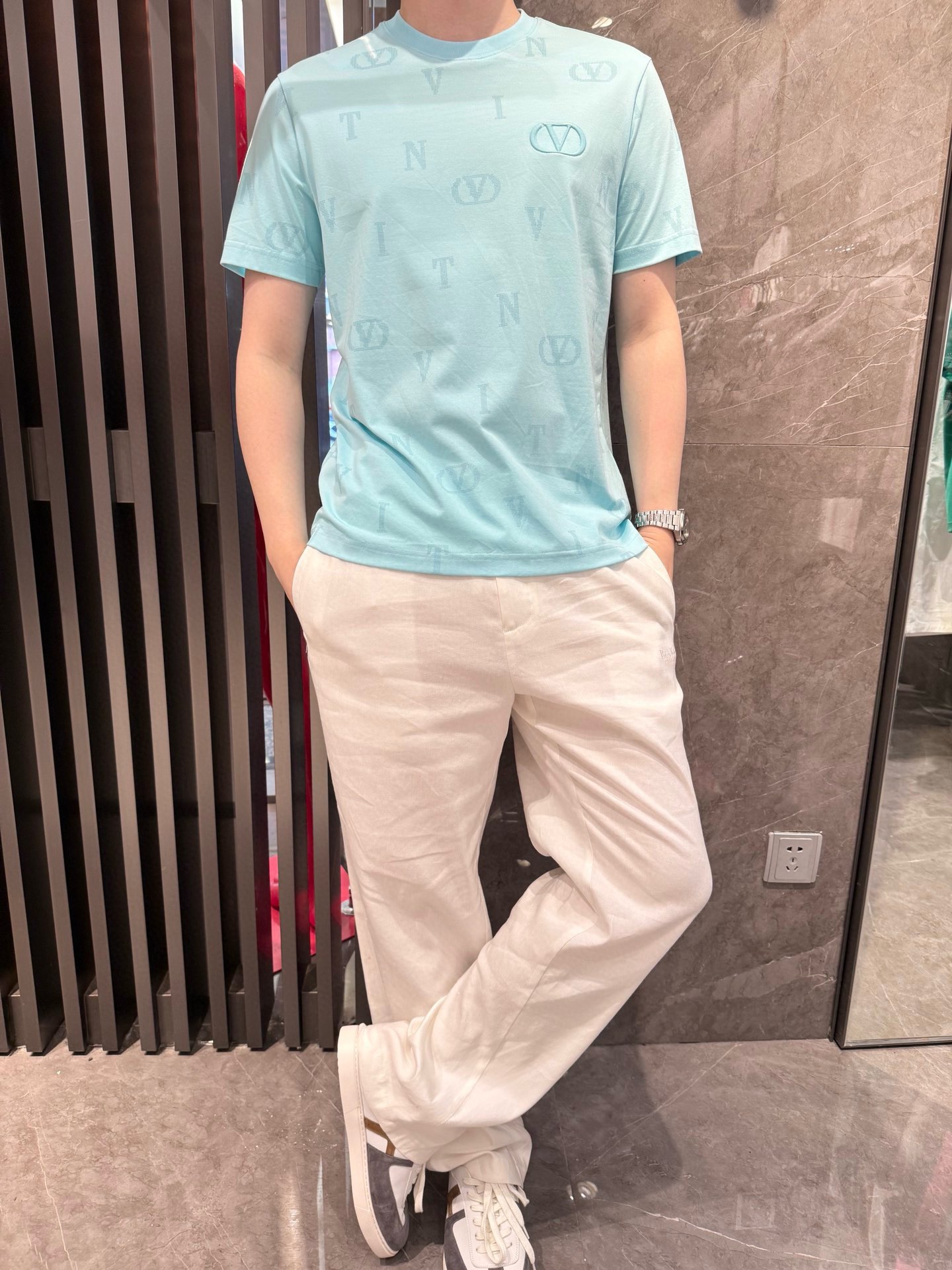 NO:514746,Valentino - the latest T-shirt shipment in 2025, hot-selling items in Europe and the United States!  Select 100% European cotton fabrics from Italian imported brands, the latest brand logo design, highlighting fashion!  Number of codes 48-56 (model 180/wear 50, with Hong Kong Lane Crawford gift box packaging), valentino,tees, t-shirt,alexander wang19860909华伦天奴-2025最新T恤出货 欧美热销单品！精选意大利进口品牌百分百欧货棉面料,最新的品牌标志设计,彰显时尚 ！码数48-56（模特180/穿50,配香港连卡佛礼盒包装）,,valentino,tees，t-shirt,alexander wang,Men's clothing