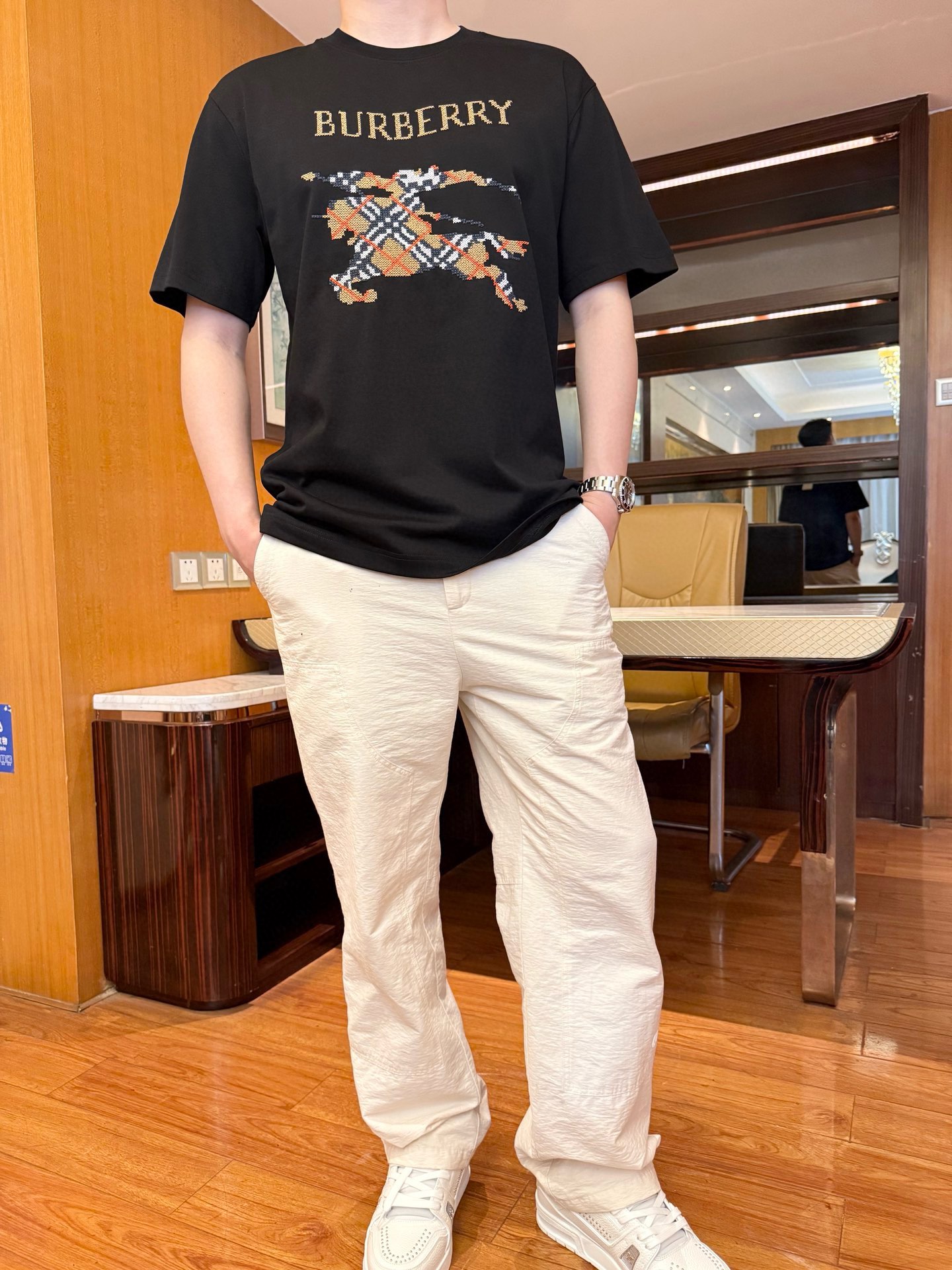 NO:514740,Burberry-2025 counter latest hot T-shirt shipment, hot-selling items in European and American counters!  Selected Italian imported fine cotton fabrics with the latest designs, the Pegasus design on the chest highlights fashion, and the upper body effect can be seen. S-XXL (model 180/wear M, with Hong Kong Lane Crawford gift box packaging), burberry,tees, t-shirt, alexander wang19860909巴宝莉-2025专柜最新爆款T恤出货 欧美专柜热销单品！精选意大利进口精棉面料搭配最新的设计,胸前的飞马设计彰显时尚 上身效果看得见.码数S-XXL（模特180/穿M,配香港连卡佛礼盒包装）,,burberry,tees，t-shirt,alexander wang,Men's clothing