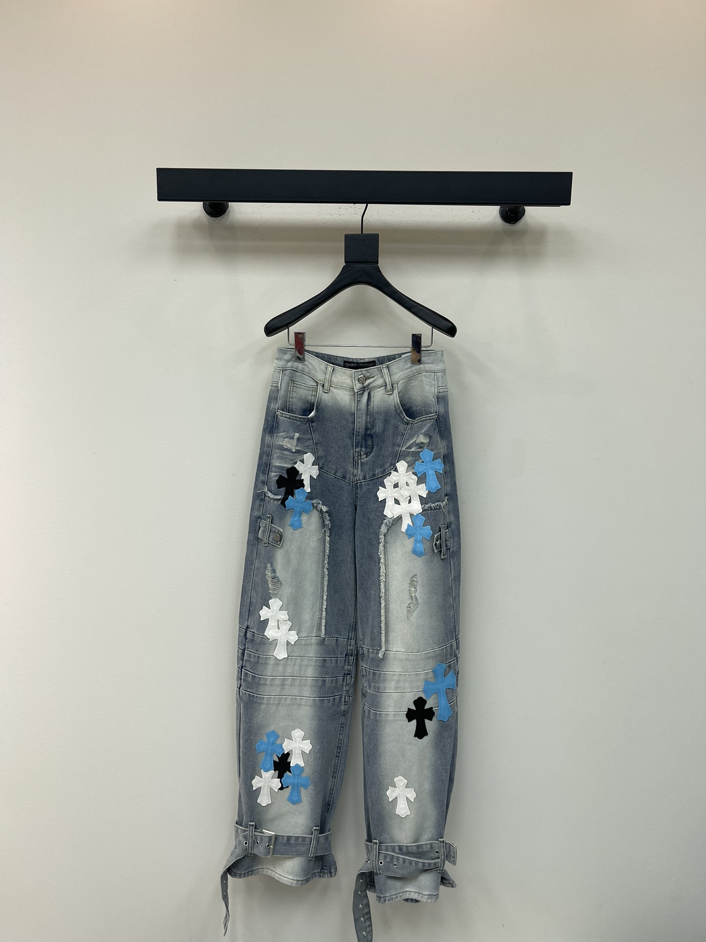 NO:473039,Chrome Hea*ts Croxin*25 new work-mounted color-changing cross leather ripped embroidered jeans!  All fashionable people must have one!  The style can be directly conferred a god!  The huge slimness is matched with loose overalls, which is the top leader who covers the flesh and looks slimming. He is both A and cool. Whoever wears it has thin straight and long legs!  Custom fabrics are soft and comfortable. You really need such cool pants!  Sisters, close your eyes!  SML A, chrome hearts, chrome hearts, jeans, alexander wang19860909Chrome Hea*ts 克罗心*25新款工装式变色十字架拼皮破洞刺绣牛仔裤！时髦人都必须拥有一条！版型直接可以封神！巨显瘦在搭配宽松的工装裤版型就是遮肉显瘦的一把手了 又A又飒 谁穿谁是细直大长腿！定制面料柔软舒适 真的需要这么一件酷酷的裤子啦！姐妹们闭眼入！SML A,,chrome hearts,chrome hearts,jeans,alexander wang,Women's clothing