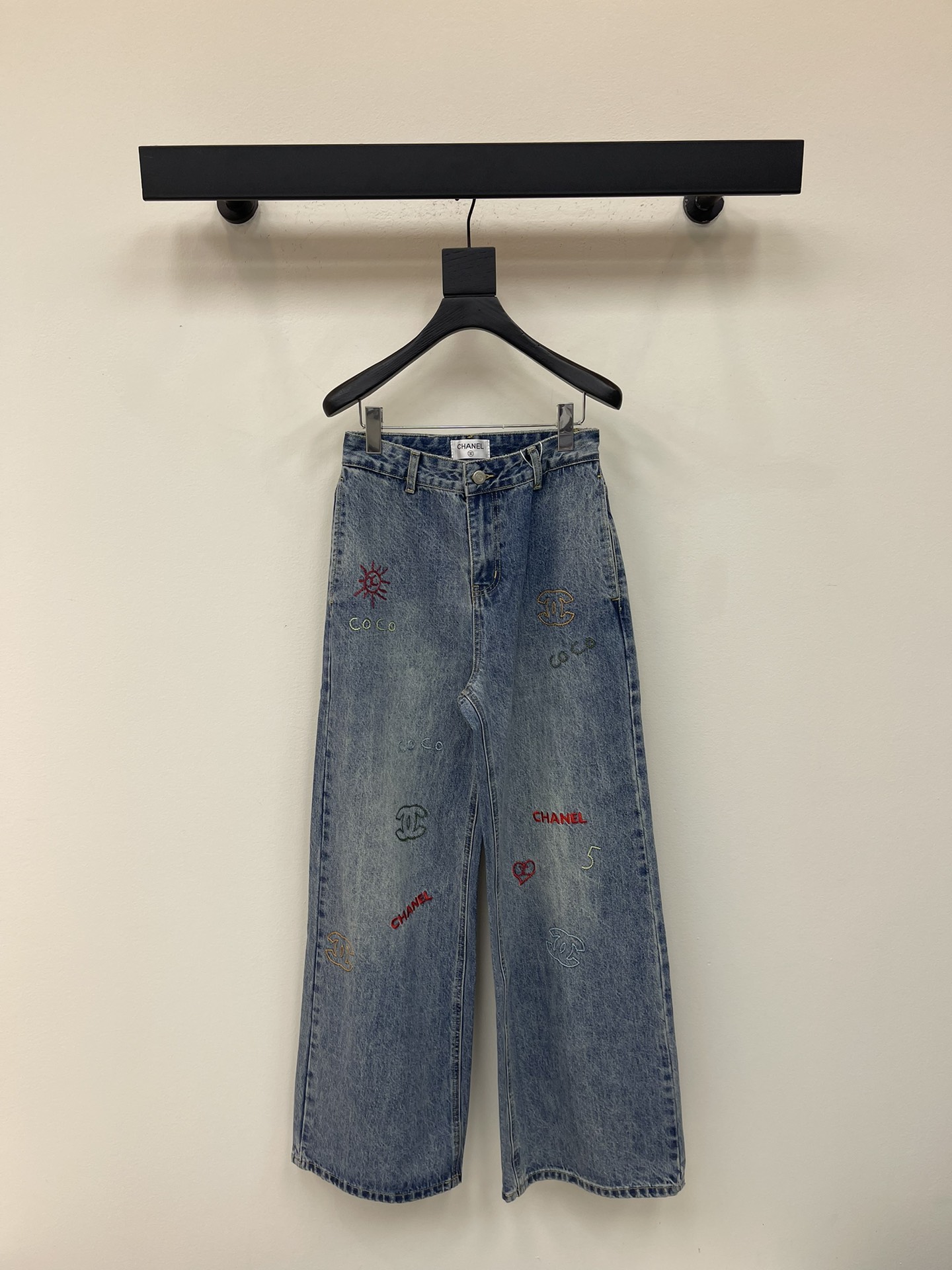 NO:473047,Chane*25 autumn and winter new product Xiaoxiang two-color embroidered straight jeans. Exclusively customized, autumn and winter king-fried style, front pair two-color embroidery LOGO + custom leather brand, unique texture, imported denim washing denim cotton, strong draping, perfect body proportion, can be controlled by any body shape, YB auxiliary materials, fine workmanship~ Light color Size 34.36.38, chanel, jeans, alexander wang19860909Chane*25秋冬新品小香双色刺绣直筒牛仔裤.独家开定,秋冬王炸款,前副双色刺绣LOGO+定制专属皮牌,质感一绝定制进口丹宁水洗牛仔棉,垂坠感强,拉长完美身材比例,任何身形都可驾驭,YB辅料,做工精细~ 颜色浅色 尺码34.36.38,,chanel,jeans,alexander wang,Women's clothing