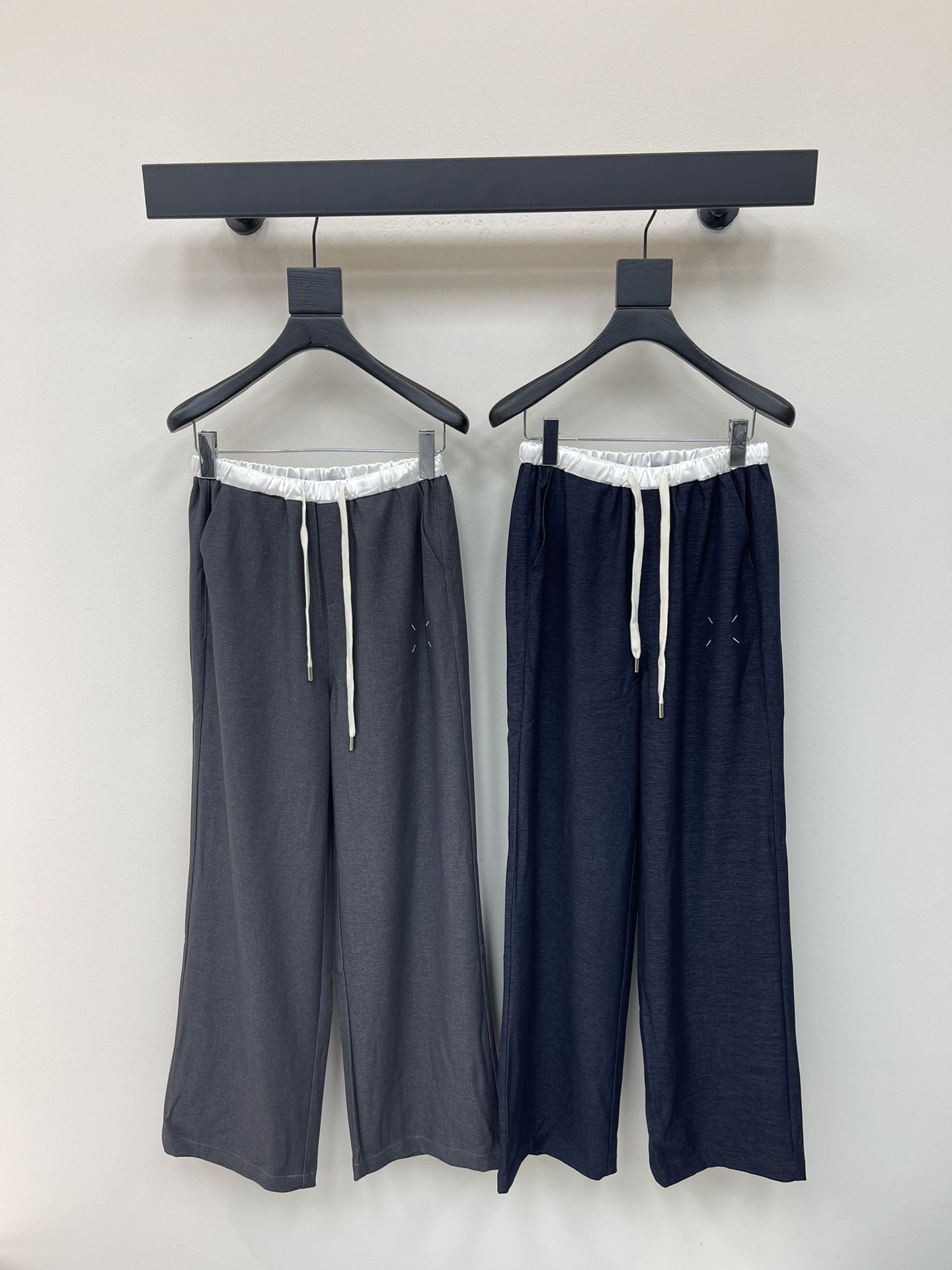 NO:473052,MM6* Magila 25 new contrasting drawstring elastic waist casual pants, side embroidery, versatile and high-end color, customized splicing waist, full of high-end and casual visual feast, a versatile item that must be bought in all seasons, customized fabric, great texture, full of lazy style, goddess must be a magical tool!  The style is versatile and not picky. It stretches the line proportions and makes the upper body beautiful!  Workmanship quality depends on details SML A,,masion margiela,masion margiela,alexander wang19860909MM6*马吉拉25新款撞色抽绳松紧腰休闲裤 侧边刺绣,颜色百搭高级 定制拼接腰头尽显高级随意感 视觉盛宴 四季必入的百搭单品 订制面料,质感巨好,慵懒范儿十足 女神必入神器！ 版型百搭不挑人 拉长线条比例 上身美的不要不要的！ 做工品质看细节 SML A,,masion margiela,masion margiela,alexander wang,Women's clothing