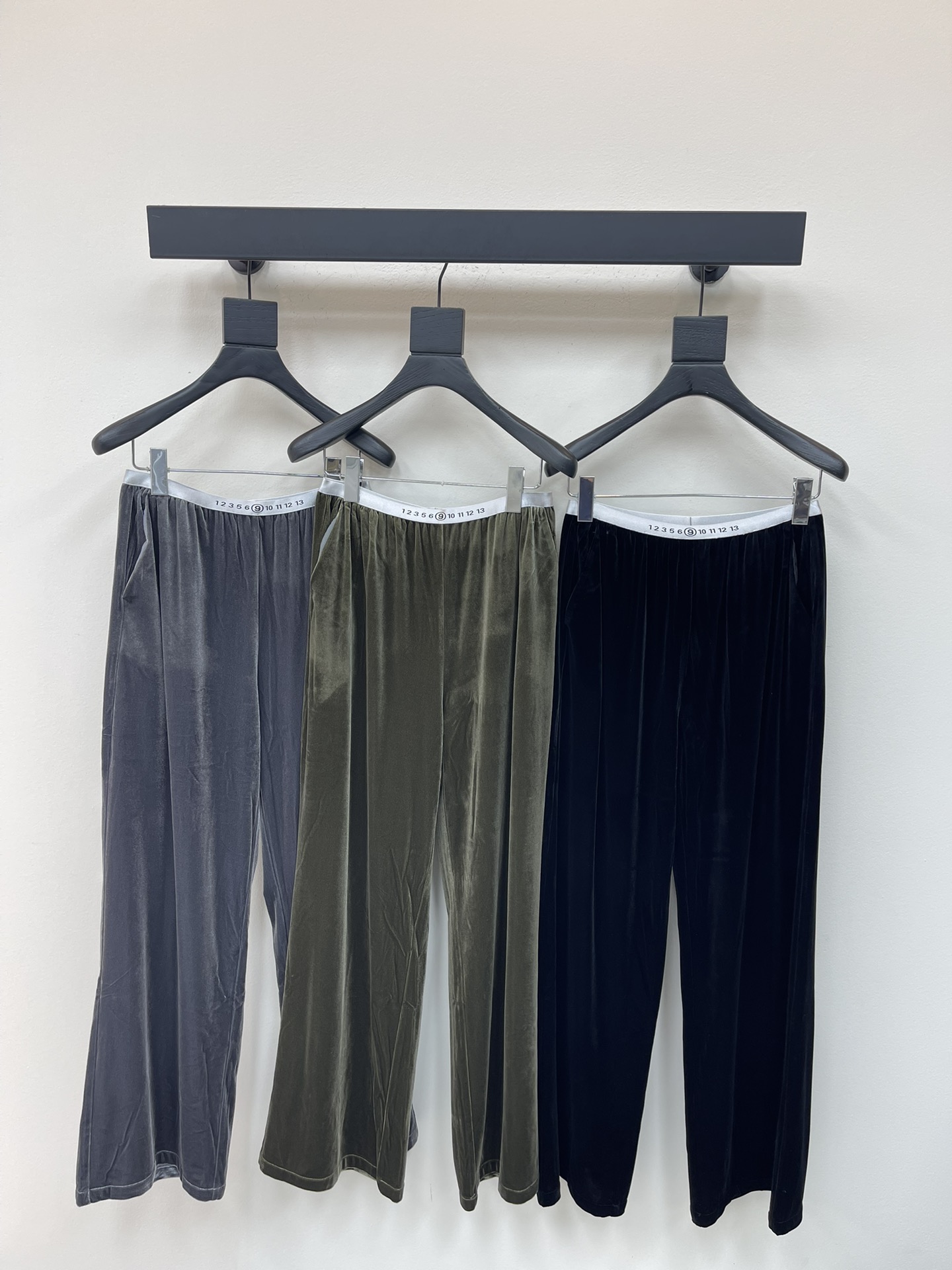 NO:473056,MM6* Majira 25 new velvet pants casual pants, heavy industry digital elastic waist splicing, high-order fabrics with skin-friendly feel more comfortable, customized fabrics with huge and beautiful styles, customized high-quality fabrics with textured casual goddess artifacts!  The temperament of a young girl with a younger age is elegant and sweet!  The style is versatile and not picky about others. It is beautiful!  Workmanship quality depends on details SML,masion margiela,masion margiela,alexander wang19860909MM6*马吉拉25新款丝绒裤休闲裤 重工数字松紧腰拼接 高订面料亲肤感更舒适 订制面料 版型巨好看 订制高品质面料质感休闲女神神器！ 减龄少女风气质优雅不失甜美！ 版型百搭不挑人上身美的不要不要的！ 做工品质看细节 SML,,masion margiela,masion margiela,alexander wang,Women's clothing