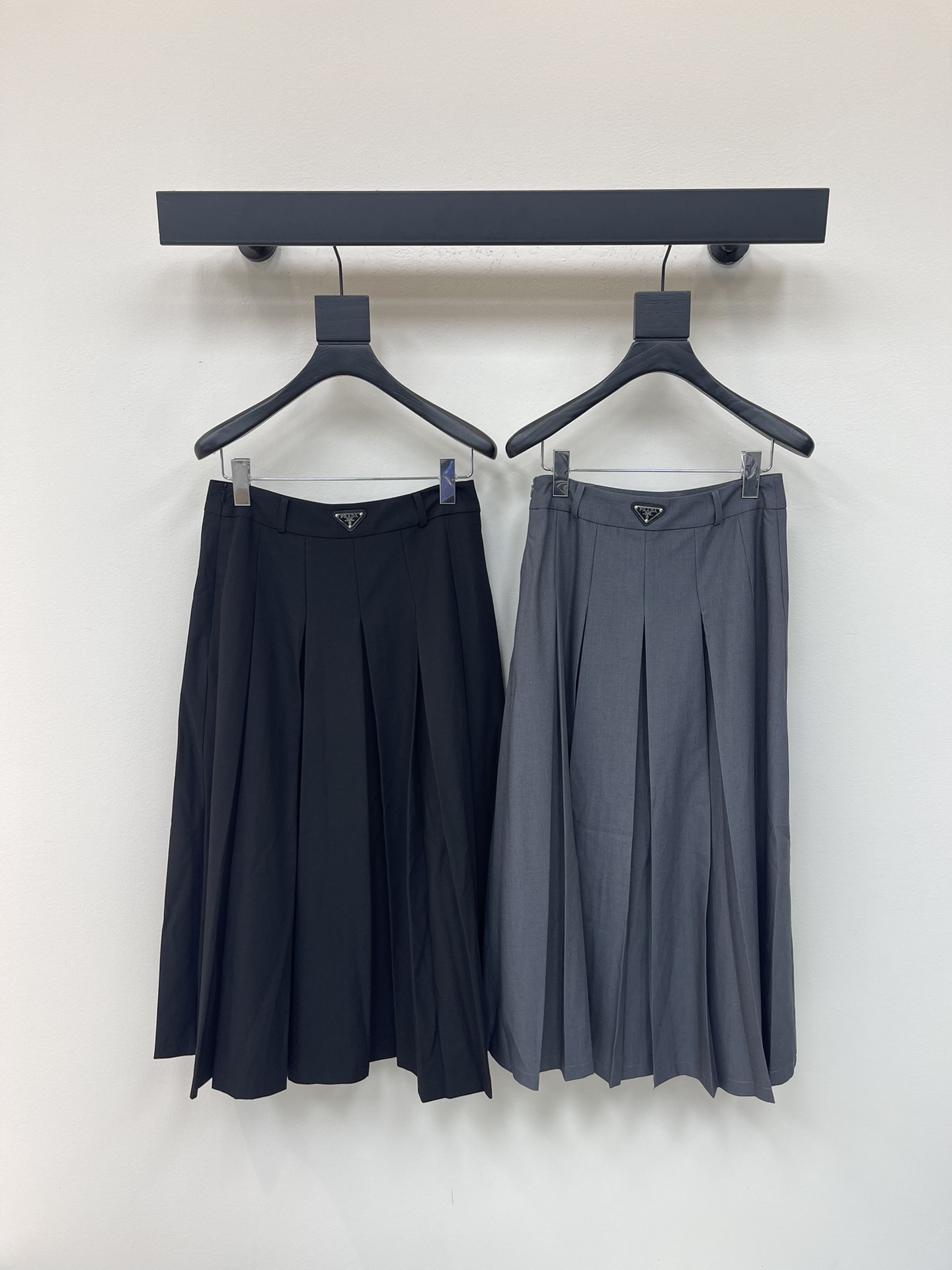 NO:473061,Prad*25 new triangle pleated skirt, customized high-quality material, comfortable and crisp texture, light and easy to wear, large skirt, iconic triangle decoration, show brand tone, cleverly lengthen the body proportions, show graceful figure, show unique personality charm, a small daily commuter skirt, trendy and fashionable upper body, playful and age-reducing SML,,prada, skirts,alexander wang19860909Prad*25新款三角标百褶半身裙 定制高品质材质 质感舒适挺括 轻盈好穿 大摆半裙 标志性三角牌装饰 展现品牌调性 巧妙拉长身形比例 展现曼妙身姿 彰显独特个性魅力 一款日常通勤小裙子 上身潮流时髦 俏皮减龄 SML,,prada,skirts,alexander wang,Women's clothing