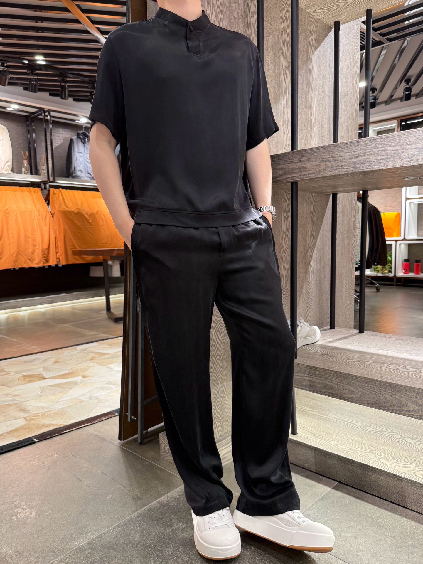 NO:514748,LP-Copperamino Silk Set #Copperamino Silk is also known as breathing fiber, which maintains the comfortable humidity and temperature in the clothes all year round. New Chinese-style small stand-collar short-sleeved top. Micro-wide version is casual and comfortable. No restraint. The upper body has no sense of restraint. Clothes fabric composition and structure. Copperamino Silk (Copperamino fiber) is made of cotton wool as raw material and is spinned by copperamino solution. It is a recycled cellulose fiber. The monofilament is extremely thin, with a round cross-section, and the feel is as soft and smooth as silk, with a soft luster and excellent moisture absorption (moisture rebate rate is about 11-13). Viscose fiber (viscose fiber) Traditional recycled cellulose fiber, the raw material is natural cellulose (such as wood and cotton wool), which has strong hygroscopicity and good breathability, and is lower than that of copperamino Silk. It is often blended with other fibers to improve cost performance. Proportional characteristics: Copperamino Silk accounts for more than 50, which dominates the texture of the fabric; viscose fiber assists in strengthening wear resistance and clarity  Fabric characteristics 1. Feeling and gloss The softness of copper ammonia silk + the smoothness of viscose fiber, delicate and skin-friendly, and is close to the 'silky feeling' of silk. It presents a low-key matte luster under natural light, and is not easy to pill after wearing for a long time, and has a high-quality texture. 2. Functional Hygroscopic breathable copper ammonia silk is highly hygroscopic (better than cotton) + viscose fiber breathable pore structure, which is dry and not stuffy in summer, and is suitable for close-fitting clothing. Dangling anti-wrinkle copper ammonia silk is light in weight and has good drape. Viscose fiber increases the fabric's crispness, and is not easy to wrinkle in clothes, and the lines of pants and dresses are smooth. Dyeing shows that the copper ammonia silk is dark in color and has good color fastness, and is easy to dye. The color saturation after blending is high and lasting, suitable for bright or contrasting colors.  This fabric is a gold ratio combination of copper ammonia silk and viscose fiber, taking into account high-end texture and practical performance, suitable for people who pursue comfort and dressing taste. Size 48-56 (model 180/wear 50, with Hong Kong Lane Crawford gift box packaging), loro piana, skirts, T-shirt, real silk, gold, alexander wang19860909LP-铜氨丝套装#铜氨丝又称呼吸型纤维,一年四季都保持衣服内舒适的湿度与温度 新中式小立领短袖上衣 微阔版休闲舒适不挑#上身毫无束缚感 衣服面料成分与结构 铜氨丝（铜氨纤维） 以棉短绒为原料,经铜氨溶液纺丝制成,属于再生纤维素纤维.单丝极细,截面圆形,手感如真丝般柔软滑爽,光泽柔和,吸湿性优异（回潮率约11-13）. 粘纤（粘胶纤维） 传统再生纤维素纤维,原料为天然纤维素（如木材、棉短绒）,吸湿性强、透气性好,成本较铜氨丝低,常与其他纤维混纺提升性价比. 比例特点 铜氨丝占比超50,主导面料质感；粘纤辅助增强耐磨性和挺括度 面料特性 1. 手感与光泽 铜氨丝的细软+粘纤的柔滑,触感细腻亲肤,接近真丝的“丝滑感”. 自然光下呈现低调哑光光泽,久穿不易起球,质感高级. 2. 功能性 吸湿透气铜氨丝高吸湿性（比棉更优）+粘纤透气孔结构,夏季穿着干爽不闷汗,适合贴身衣物. 垂坠抗皱铜氨丝自重轻、悬垂性佳,粘纤增加面料挺括度,成衣不易褶皱,裤装、连衣裙线条流畅. 染色表现铜氨丝上色深、色牢度好,粘纤易染色,混纺后色彩饱和度高且持久,适合鲜艳或撞色设计. 该面料是铜氨丝与粘纤的黄金配比组合,兼顾高端质感与实用性能,适合追求舒适度和穿搭品味的人群. 尺码48-56(模特180/穿50,配香港连卡佛礼盒包装）,,loro piana,skirts,T-shirt,real silk,gold,alexander wang,Men's clothing