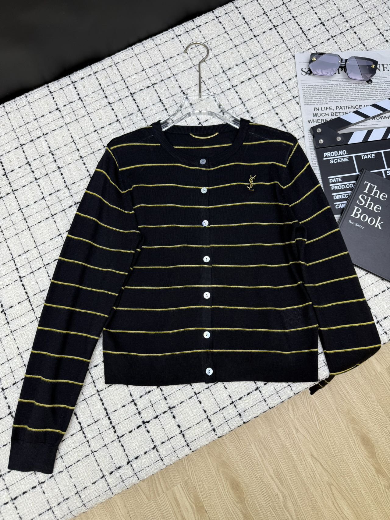 NO:474480,A must-have for personal wear. Minimalist old money. Saint Laurent*25ss. Classic YSL brooch knitted cardigan. It is an excellent piece for wearing single or inner layer. Minimalist and versatile. Striped design. Classic and special. Daily high-frequency matching items. Three-color SML, saint laurent, saint laurent, brooch, breastpin, alexander wang.19860909人手必备实穿款 极简老钱 Saint Laurent*25ss 经典YSL胸针针织开衫 不管是单穿或者内搭叠穿都很出色的一件 极简百搭 条纹设计 经典特别 日常出街高频率搭配单品 三色SML,,saint laurent,saint laurent,brooch，breastpin,alexander wang,Women's clothing