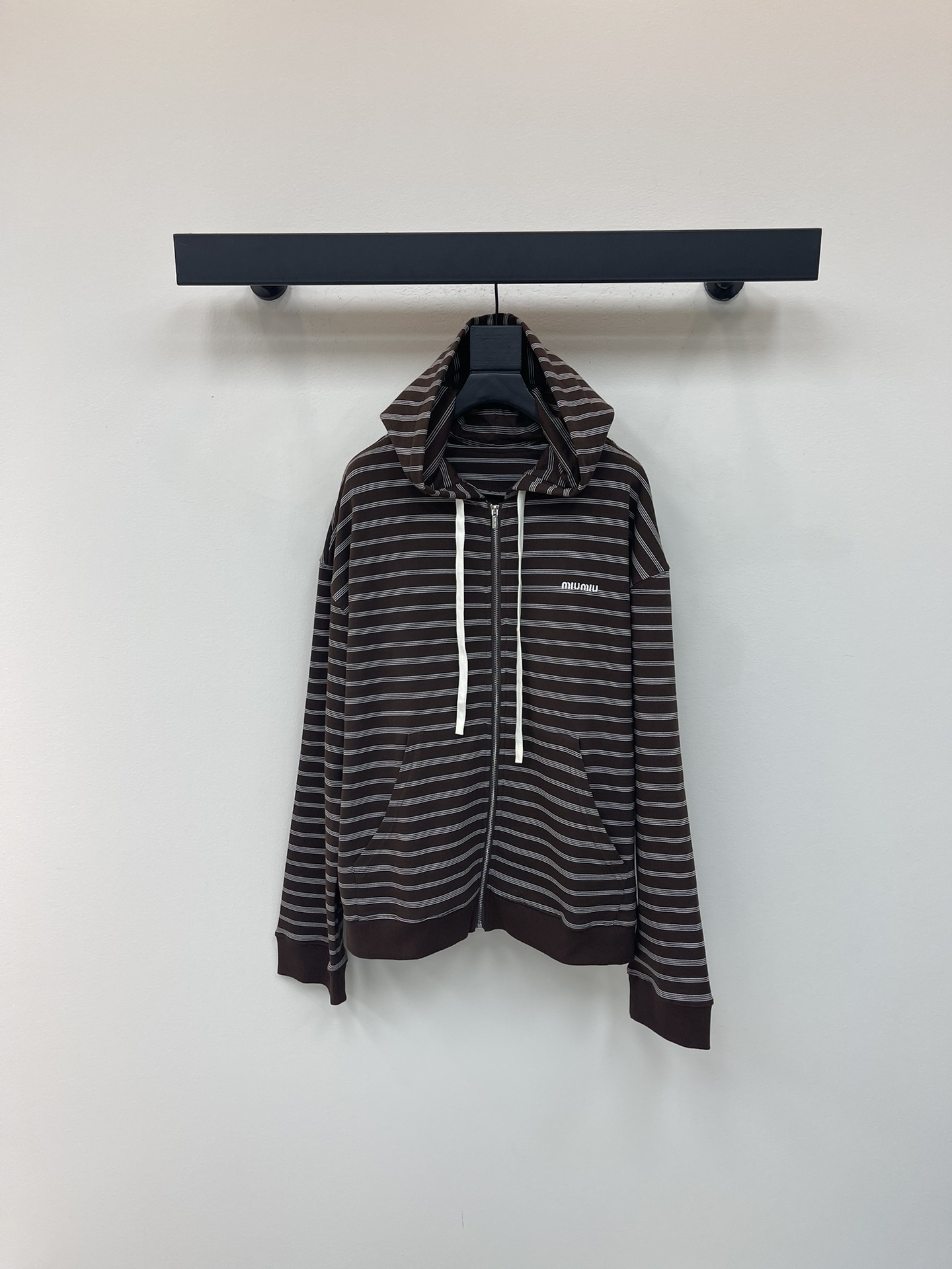 NO:473066,Miumi* 25 early autumn new brown striped cotton zippered hooded sweatshirt jacket | Exclusive yb development!  High-end production!  Customized plain cotton with YB, brand logo on the chest, striped elements that are not greasy, hazelnut chocolate color scheme, retro and casual and lazy, absolute comfort zone, very strong daily wear ~ SML,,miumiu,hoodie,sweatshirts,jackets & coats,hats,alexander wang19860909Miumi* 25早秋新款咖色条纹棉质拉链连帽卫衣外套丨独家yb开发！高版出品！采用YB定制平纹棉质 胸前饰有品牌标识贴布徽标 百看不腻的条纹元素 榛果巧克力的配色 复古又随性慵懒 绝对的舒适区 日常实穿性很强～SML,,miumiu,hoodie,sweatshirts,jackets & coats,hats,alexander wang,Women's clothing