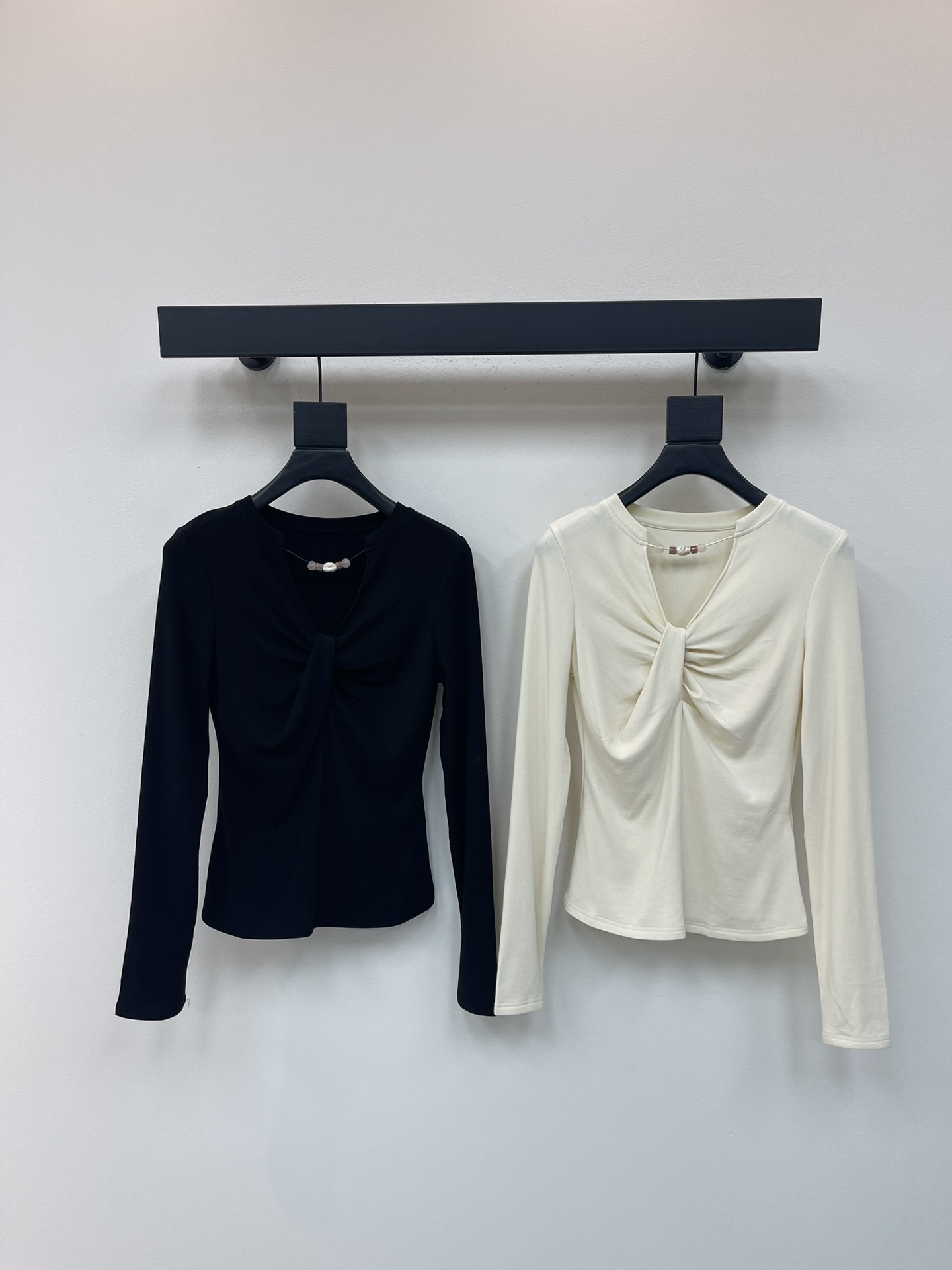 NO:473032,*25 early autumn new V-neck kink long-sleeved base shirt, super long-sleeved T-neck kink V-neck design, making ordinary base become fashionable instantly ~ Slim fit style is extremely slim, off-white clean and gentle, the fabric is very comfortable to wear, with jeans, daily and versatile, it is an 'universal match' that cannot be missing in the wardrobe, pure desire to grasp~ SML, jeans, alexander wang19860909*25早秋新款V领扭结长袖打底衫 上身超级哇塞的长袖T 扭结V领小设计,让普通打底秒变时髦精～ 修身版型显瘦一绝,米白色干净温柔 面料贴身穿超舒服,配牛仔裤,日常又百搭 是衣柜里缺不了的“万能搭子”,纯欲感拿捏～ SML,,jeans,alexander wang,Women's clothing