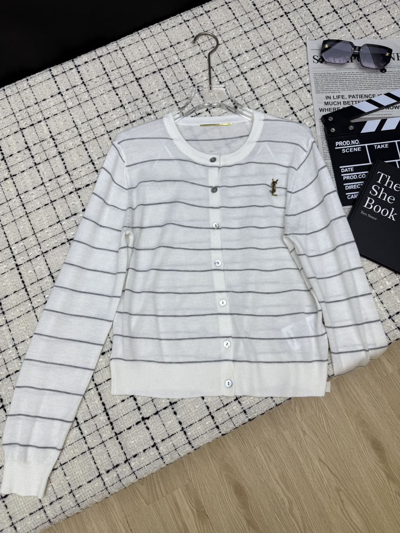 NO:474499,A must-have for personal wear. Minimalist old money. Saint Laurent*25ss. Classic YSL brooch knitted cardigan. It is an excellent piece for wearing single or inner layer. Minimalist and versatile. Striped design. Classic and special. Daily high-frequency matching items. Three-color SML, saint laurent, saint laurent, brooch, breastpin, alexander wang.19860909人手必备实穿款 极简老钱 Saint Laurent*25ss 经典YSL胸针针织开衫 不管是单穿或者内搭叠穿都很出色的一件 极简百搭 条纹设计 经典特别 日常出街高频率搭配单品 三色SML,,saint laurent,saint laurent,brooch，breastpin,alexander wang,Women's clothing