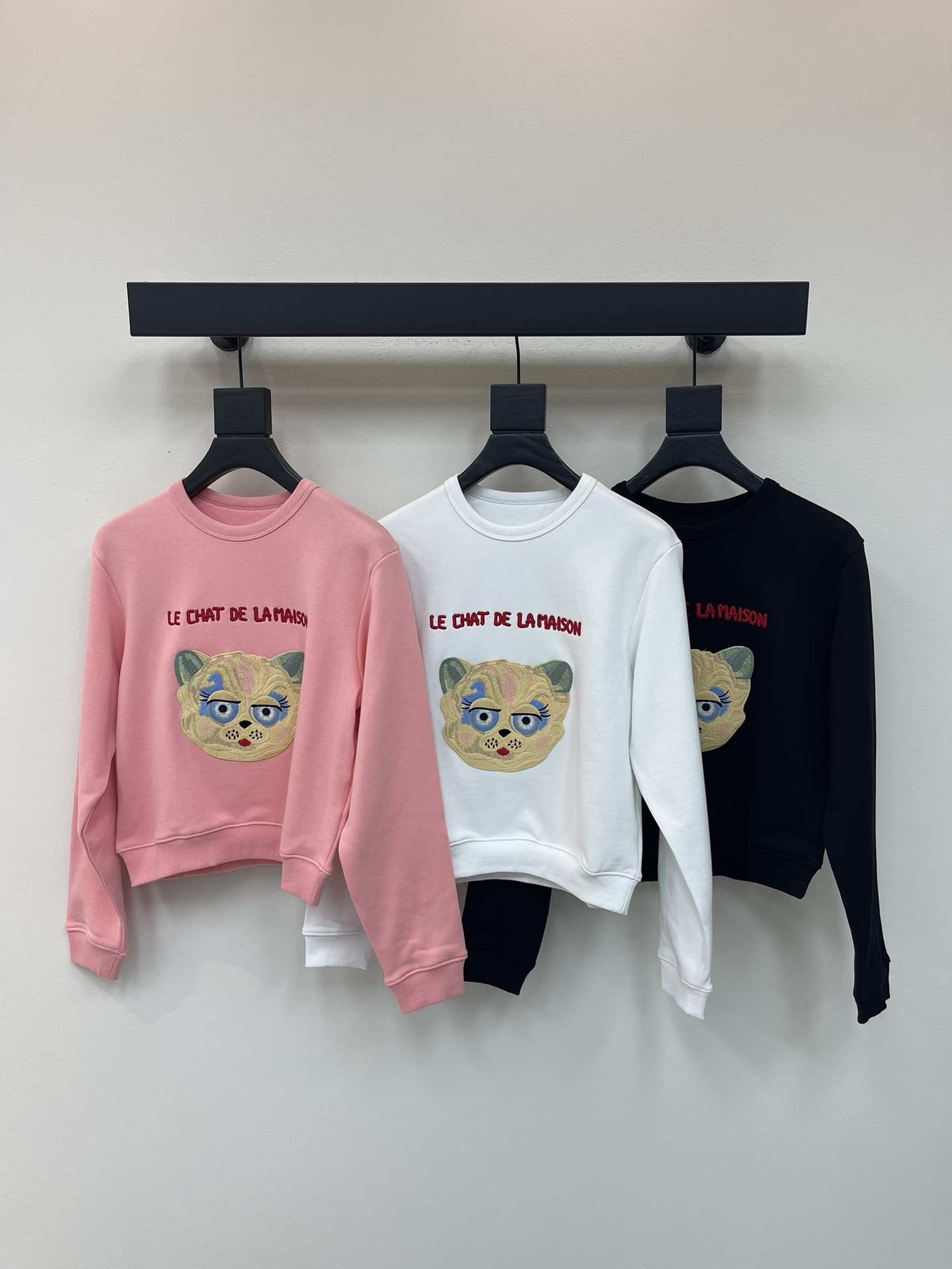 NO:473017,Valentin*25 early autumn new heavy-industrial cat head embroidered short round-neck sweatshirt. Customized terry cotton fabric, classic style loose and versatile and not picky. It highlights the youthful and energetic atmosphere of age reduction, and daily leisure recommendations. SML, valentino, hoodie, sweatshirts, alexander wang19860909Valentin*25早秋新款重工猫头刺绣短款圆领卫衣.定制毛圈纯棉面料,经典版型宽松百搭不挑人.彰显减龄青春活力气息,日常休闲推荐.SML,,valentino,hoodie,sweatshirts,alexander wang,Women's clothing