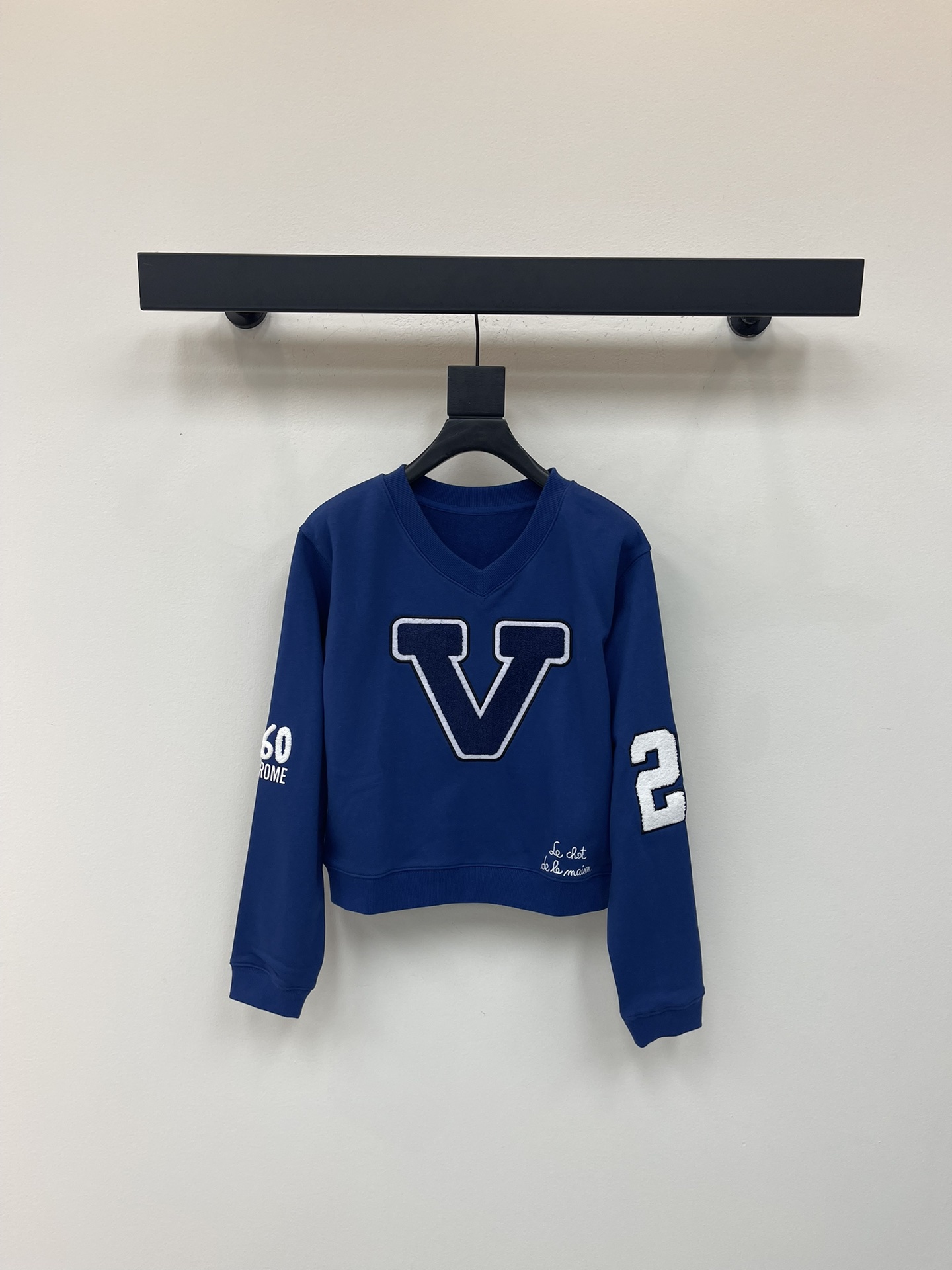 NO:473021,Valentin*25 early autumn new heavy-industrial cat head embroidered towel embroidered short V-neck sweatshirt. Customized terry cotton fabric, classic style loose and versatile and not picky. V-shaped towel on the chest embroidered cat head embroidered letter printing, highlighting the youthful and energetic atmosphere of age reduction, daily leisure recommendation. SML, valentino, hoodie, sweatshirts, alexander wang19860909Valentin*25早秋新款重工猫头刺绣毛巾绣短款V领卫衣.定制毛圈纯棉面料,经典版型宽松百搭不挑人.胸前V字毛巾绣后背猫头刺绣字母印花,彰显减龄青春活力气息,日常休闲推荐.SML,,valentino,hoodie,sweatshirts,alexander wang,Women's clothing