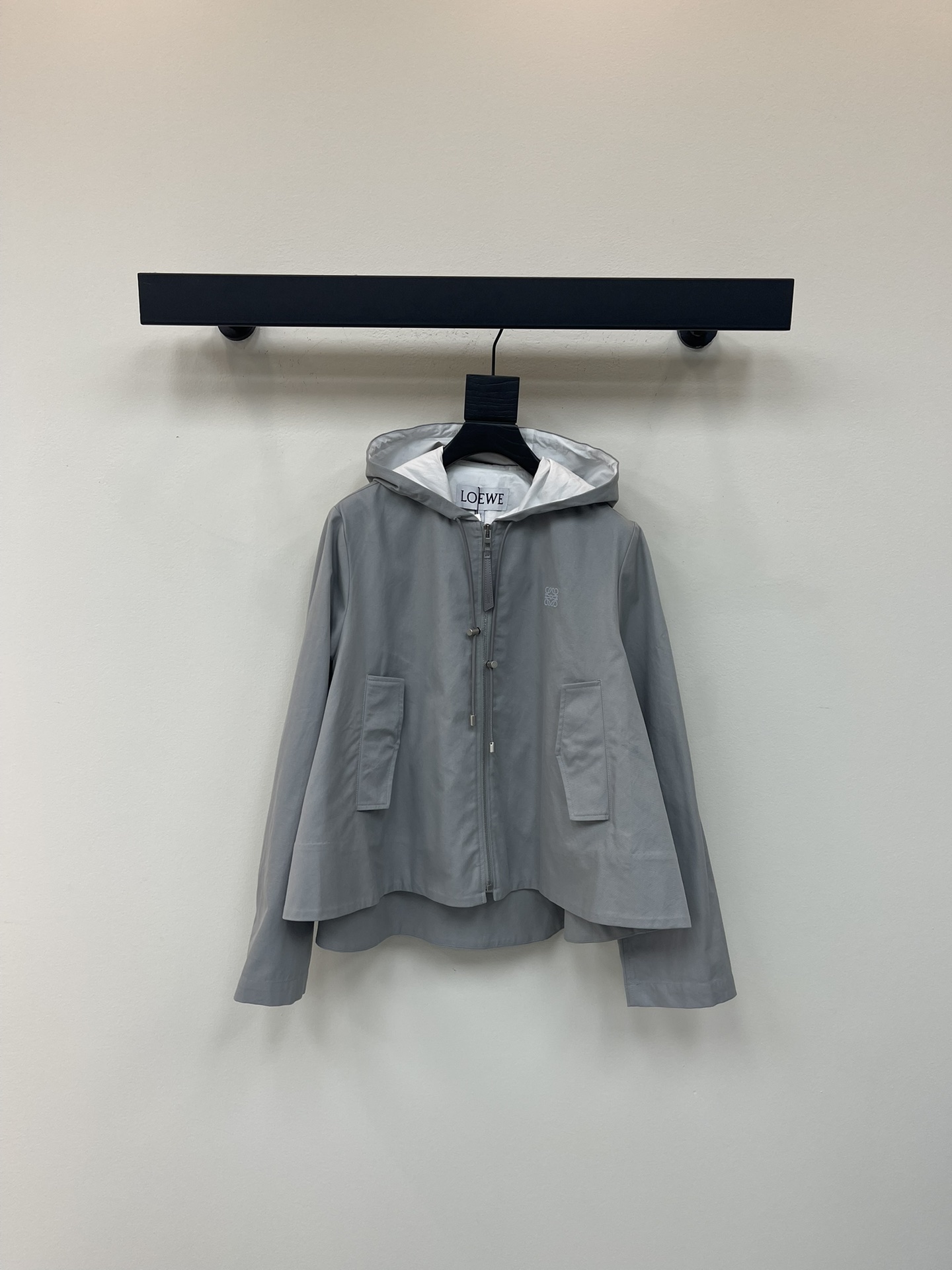 NO:474011,Loew*25 early autumn new lapel hooded drawstring jacket custom YB twill cotton material delicate texture comfortable to wear Cape-style micro-A outer windbreaker jacket jacket Hooded drawstring shoulder design Create a straight figure and casual style Combined with short front and long back cut inadvertently highlight the brand design sense. Symmetrical flip pockets on both sides lit up the shape. The totem logo on the chest creates an elegant outline. A must-have item that is both fashionable and practical. Daily windbreaker layering. Temperament charming casual and elegant. SML,,loewe, jackets & coats, jackets & coats,hats,alexander wang19860909Loew*25早秋新款翻领连帽抽绳外套 定制YB斜纹全棉材质 质感细腻 穿搭舒适 斗篷式微A外扩风衣夹克外套 连帽抽绳正肩设计 打造挺拔身姿和休闲风格 配合前短后长裁剪 不经意彰显品牌设计感 两侧对称翻盖口袋点亮造型 胸前图腾徽标 打造优雅的轮廓 时尚与实用兼备的必备单品 日常风衣叠穿 气质魅力休闲优雅 SML,,loewe,jackets & coats,jackets & coats,hats,alexander wang,Women's clothing