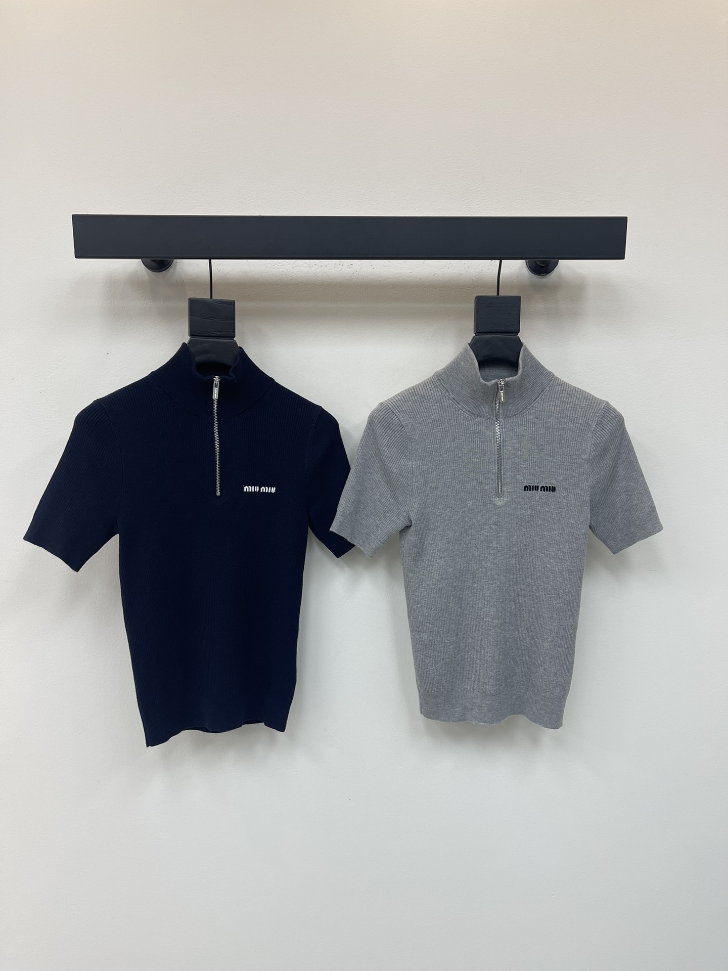 NO:473029,MiuMi*25 early autumn new zipper lapel knitted short sleeves!  Customized wool yarn weaving, high-quality texture, comfortable and soft, lapel front shoulder short-sleeved sweater style, semi-open zipper design, matched with vertical pit strip texture, highlighting gentle temperament, all edges are tightened with thread strips, full of elasticity, chest letter logo decoration, showing high-end tone, regular style does not pick on body shape and age, simple and versatile everyday style in all seasons!  SML, miumiu, sweaters, T-shirt, alexander wang19860909MiuMi*25早秋新款拉链翻领针织短袖！定制羊毛纱线织造 质感高级 舒适柔软 翻领正肩短袖毛衣版型 半开襟拉链设计 搭配竖坑条肌理 突出温柔气质 包边均以螺纹条收紧 弹力十足 胸口字母徽标装饰 彰显高级调性 常规版型不挑身材年龄 四季日常简约百搭款！SML,,miumiu,sweaters,T-shirt,alexander wang,Women's clothing