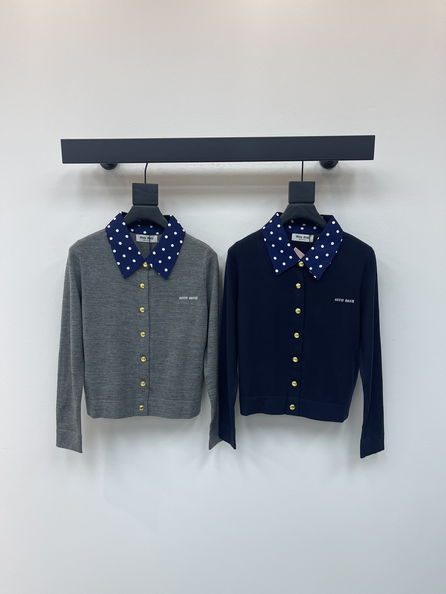 NO:473027,MiuMi*25 early autumn new contrast polka dot knitted long-sleeved cardigan!  Customized yarn weaving, comfortable and soft, lapel knitted cardigan, contrasting collar color polka dot decoration, rich design layering, letter logo embellished on the chest to highlight the brand's high-end style, ready-made garments are comfortable and elastic, adding a lively atmosphere to the outfit. No need to deliberately add decoration, it can demonstrate the brand's tone, and age-reducing sweetness!  SML, miumiu, alexander wang19860909MiuMi*25早秋新款撞色波点针织长袖开衫！定制纱线织造 舒适软糯 翻领针织开衫 领口撞色波点装饰 设计层次感丰富 胸前点缀字母徽标 彰显品牌高级格调 成衣舒适有弹力 为穿搭增添活泼气息 无需刻意加饰 即可彰显品牌调性 减龄甜美！SML,,miumiu,alexander wang,Women's clothing