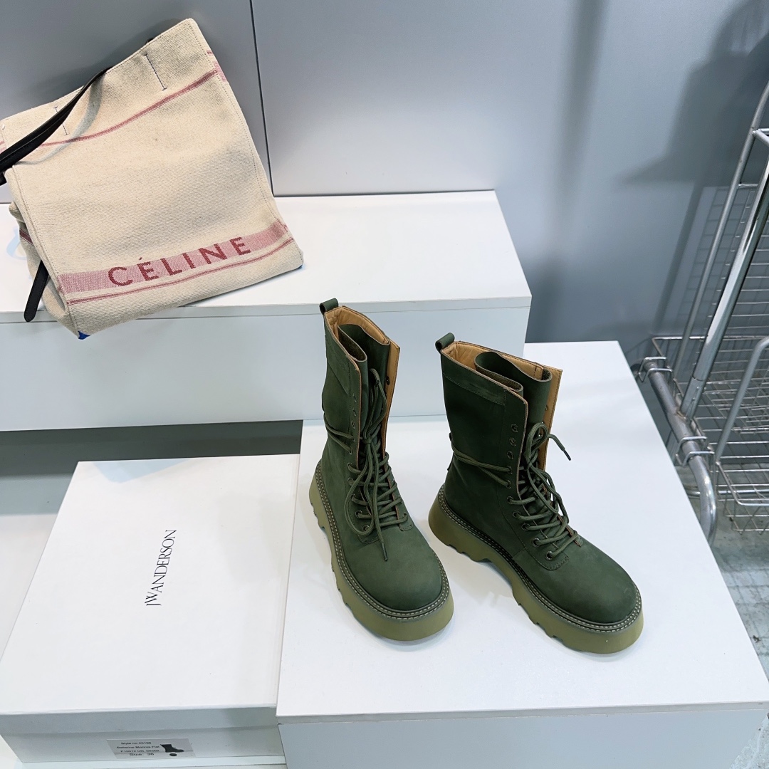 NO:477260,High quality!  Top quality JW Anderson 25ss autumn and winter trendy brand new sponge cake thick-soled Martin boots!  The unique but not exaggerated design of the British niche brand is not easy to collide, and each shoe is enough to lead the trend. Personality is an important sign for J.W. Inject modern genes, explore diverse personality attitudes, and features two-color design and pad details. It is quite recognizable, extremely slim and high heels are colliding with vitality. It is full of fun and inspiration. It is definitely the first choice for autumn and winter matching items!  The upper is made of original imported reverse velvet cowhide leather, inner foot pad water dyed cowhide, Italian open mold rebound foam combination rubber outsole!  Number of codes: 35-41 (40 41 custom made without return) with original packaging, boots, boots, cowhide19860909高品质！顶级品质JW Anderson 25ss秋冬潮牌新款松糕厚底马丁靴短靴！英国小众品牌独特而不夸张的设计、不易撞款、每款鞋子都足以引领潮流、个性是J.W.的重要标示注入摩登基因 、探寻多元个性态度、以双色设计与衬垫细节为特色 颇具辨识度、极细高跟活力碰撞 玩趣灵感足间尽现 绝对是秋冬搭配单品首选！ 鞋面采用原版进口反绒牛皮 内里垫脚水染牛皮 意大利开模回弹发泡组合橡胶大底！ 码数:35-41(40 41定做不退换) 配原版包装,靴子,boots,cowhide,Women's Shoes