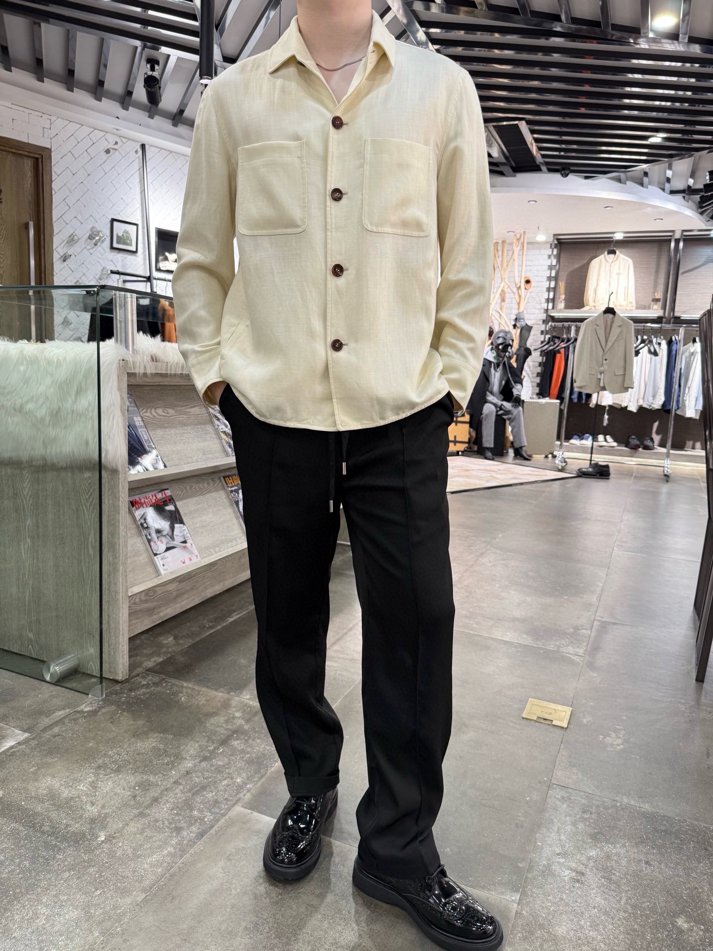 NO:514751,Jenia-2025 casual linen lapel jacket jacket lazy and casual The fabric is made of linen, which has the following characteristics: 1. Breathable and hygroscopic linen fabric is known for its good breathability and hygroscopicity, which can keep the skin dry and especially suitable for wearing in hot weather. 2. Comfort and durability Linen fabric feels cool, is comfortable to wear, and is very durable. Its fiber structure makes it stronger than pure cotton fabrics and can withstand long-term wear and washing. 3. Environmentally friendly linen is a sustainable natural fiber with less environmental impact during production. Linen products such as tablecloths and bedding products are widely used in homes and offices due to their durability and rapid drying properties. 4. Other characteristics Linen fabrics also have anti-allergic, anti-static, antibacterial and other characteristics, which are suitable for people with sensitive skin. In addition, linen fabrics have good thermal insulation properties and are suitable for summer clothing. Size 48-56 (model 180/wear 50, with Hong Kong Lane Crawford gift box packaging), zegna, jackets & coats, jackets & coats, alexander wang19860909杰尼亚-2025休闲亚麻翻领夹克外套 慵懒随性 面料采用亚麻,具有以下特点 1.透气性和吸湿性亚麻面料以其良好的透气性和吸湿性著称,能够使肌肤保持干爽,特别适合在炎热的天气穿着. 2.舒适性和耐用性亚麻面料手感凉爽,穿着舒适,且非常耐用.它的纤维结构使其比纯棉面料更坚固,能够承受长时间的穿着和洗涤. 3.环保性亚麻是一种可持续的天然纤维,生产过程中对环境影响较小.亚麻布制品如桌布、床品等因其耐用性和快速干燥的特性,被广泛用于家庭和办公场所. 4.其他特性亚麻面料还具有抗过敏、防静电、抑菌等特点,适合敏感肌肤的人群使用.此外,亚麻面料具有良好的隔热性能,适合制作夏季服装. 尺码48-56(模特180/穿50,配香港连卡佛礼盒包装）,,zegna,jackets & coats,jackets & coats,alexander wang,Men's clothing