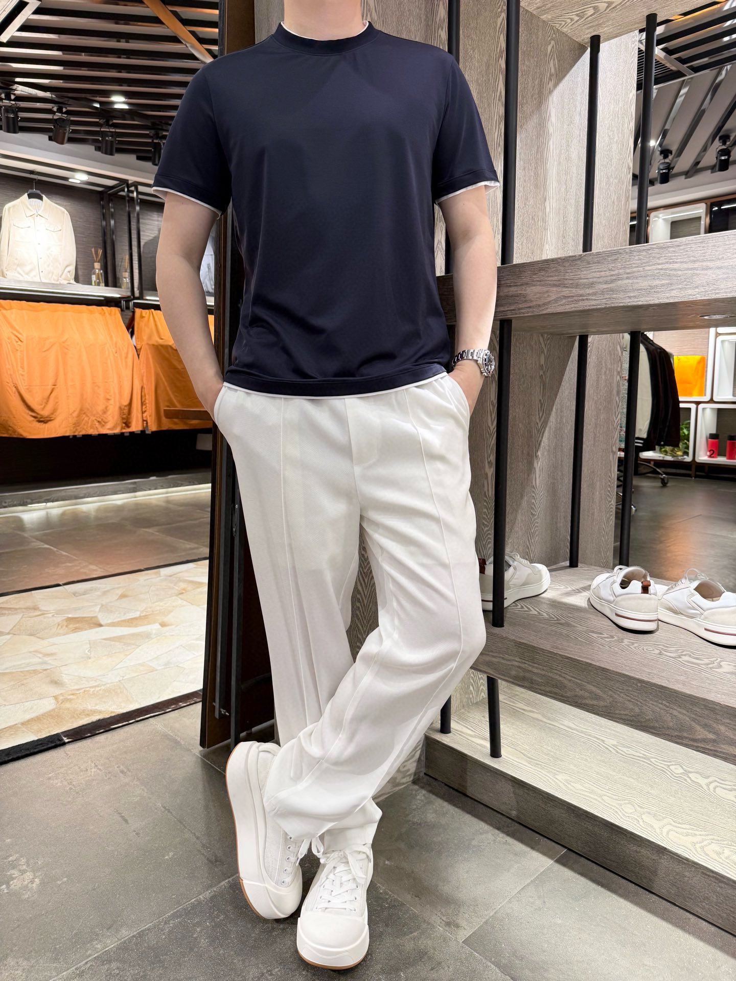 NO:514754,BC - A perfect fusion of the simple style and sporty style of men's fake two-piece round neck short-sleeved casual T-shirt for men. In today's fast-paced urban life, finding a men's T-shirt that meets daily wear needs and can demonstrate personality and taste has become the common demand of many male consumers who pursue fashion and comfort. As the shining pearl of the Italian high-end fashion men's clothing industry, the BC brand has brought a series of heart-warming works to men around the world with its ultimate pursuit of exquisite craftsmanship, high-quality fabrics and simple design. 1. Select high-quality materials for fabric ingredients to ensure comfort  When talking about BC men's fake two-piece round neck short-sleeved casual T-shirt, we have to start with its fabric composition. The T-shirt uses a carefully matched and diverse fabric combination, aiming to achieve the best wearing experience and visual beauty through scientific matching. Specifically, the fabric composition of this T-shirt includes 52.5 cotton, 30.7 polyester fiber, 9.1 recycled cellulose fiber and 7.7 spandex. As one of the most commonly used fabrics for T-shirts, cotton material is deeply loved by consumers for its good breathability, strong hygroscopicity, and soft and comfortable wear. In this T-shirt, the cotton content of 52.5 ensures that the clothes can still maintain good breathability during hot summer or vigorous exercise, reduce sweat retention, and keep the body dry.  The addition of polyester fiber polyester fiber has brought better durability and wrinkle resistance to this T-shirt. It can effectively resist wear and pull during daily wear, reduce deformation of clothes, and make the T-shirt still maintain a good shape and texture even after frequent washing. Recycled cellulose fiber, as an environmentally friendly fiber, is derived from renewable resources, such as bamboo, wood pulp, etc. In this T-shirt, the 9.1 recycled cellulose fiber not only enhances the environmentally friendly properties of the clothes, but also brings a soft feel and delicate luster, making the T-shirt more comfortable to the skin and feel comfortable to touch. Spandex spandex is a highly elastic synthetic fiber, which gives this T-shirt excellent ductility and elasticity. The spandex content of 7.7 ensures that the clothes can adapt to the wear needs of different figures while maintaining a good shape, achieving a fit but not tight wear effect.  Through such careful fabric matching, BC men's fake two-piece round neck short-sleeved casual T-shirts ensure comfort while also taking into account the durability, environmental protection and adaptability of clothes, meeting the multiple needs of modern urban men for clothing. Number of codes: 48-56 (model 180/wear 50, with Hong Kong Lane Crawford gift box packaging), T-shirt,tees, t-shirt,alexander wang19860909BC-男士假两件圆领短袖休闲T恤简约风范与运动气息的完美融合 在当今快节奏的都市生活中,寻找一件既符合日常穿搭需求,又能彰显个性与品味的男士T恤,已成为众多追求时尚与舒适的男性消费者的共同诉求.而BC品牌,作为意大利高端时尚男装界的璀璨明珠,以其对精湛工艺、优质面料与简约设计的极致追求,为全球男士带来了一系列令人心动的作品. 一、面料成分精选优质材料,确保穿着舒适度 谈及BC男士假两件圆领短袖休闲T恤,不得不先从其面料成分说起.该T恤采用了精心配比的多元面料组合,旨在通过科学搭配,达到最佳的穿着体验与视觉美感.具体而言,这款T恤的面料成分包含52.5的棉、30.7的聚酯纤维、9.1的再生纤维素纤维以及7.7的氨纶. 棉作为T恤最常用的面料之一,棉质材料以其透气性好、吸湿性强、穿着柔软舒适的特点深受消费者喜爱.在这款T恤中,52.5的棉含量确保了衣物在夏日炎炎或剧烈运动时依然能保持良好的透气性,减少汗液滞留,保持身体干爽. 聚酯纤维聚酯纤维的加入,则为这款T恤带来了更佳的耐用性和抗皱性.它能够有效抵抗日常穿着中的磨损与拉扯,减少衣物变形,使T恤即便在频繁洗涤后依然保持良好的形态与质感. 再生纤维素纤维作为一种环保型纤维,再生纤维素纤维源自可再生资源,如竹子、木浆等.在这款T恤中,9.1的再生纤维素纤维不仅增强了衣物的环保属性,还带来了柔软的手感与细腻的光泽,使T恤更加贴合肌肤,触感舒适. 氨纶氨纶是一种具有高弹性的合成纤维,它赋予了这款T恤极佳的延展性和回弹性.7.7的氨纶含量确保了衣物在保持良好形态的同时,能够适应不同身材的穿着需求,实现贴合而不过紧的穿着效果. 通过这样精心的面料配比,BC男士假两件圆领短袖休闲T恤在确保了穿着舒适度的同时,也兼顾了衣物的耐用性、环保性以及适应性,满足了现代都市男性对服装的多重需求. 码数:48-56码（模特180/穿50,配香港连卡佛礼盒包装),,T-shirt,tees，t-shirt,alexander wang,Men's clothing