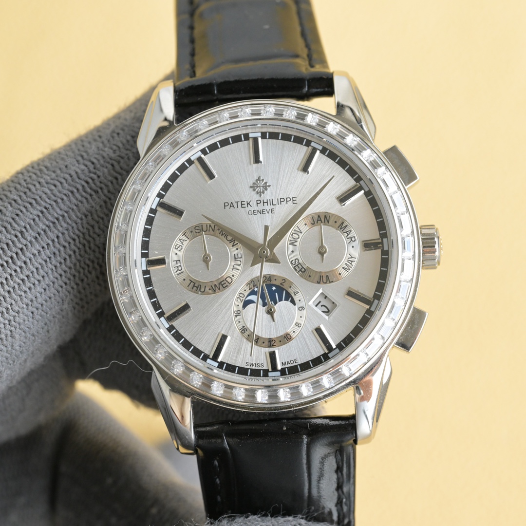 NO:337271,Diamond TW's latest production Patek Philippe / the highest version of the market!  The TW watchmaker team took 8 months to carefully design, dared to be the first, broke through the multi-layer technical bottleneck, and strived for perfection!  [Case] ​​The market's exclusive latest pot cover glass material, the dial is simple and extraordinary, the 12 scales are integrated with glass, the exclusive full diamond case has a super 3D three-dimensional feeling, ultra-thin craftsmanship, and a diameter of 40mm. [Movement] The watch uses the original movement, with a frequency of 28,800 times per hour, and zero rework quality. [Wristband buckle] style and Italian cowhide make the wrist fit and comfortable, and the watch buckle is engraved with a classic logo, which is generous and classy. No one really owns Patek Philippe, but it is just kept for the next generation.,, patek philippe, cowhide19860909钻 TW 年最新出品  百达翡丽 / 市场最高版本腕表！TW制表师团队历时8个月精心设计,敢为人先,突破多层技术瓶颈,力求完美！【表壳】市场独家最新锅盖玻璃材质,表盘简而不凡,12个刻度与玻璃融为一体,独家的满钻表壳,具有超强3D立体感,超薄工艺,直径40mm.【机芯】腕表采用原装机芯,每小时振频28800次,零返修质量.【表带扣】款式搭配意大利牛皮让手腕更贴合舒适,腕表表扣上面刻有经典标志,大方富有档次. 没有人真正拥有百达翡丽,只不过为下一代保管而已.,,patek philippe,cowhide,Watch