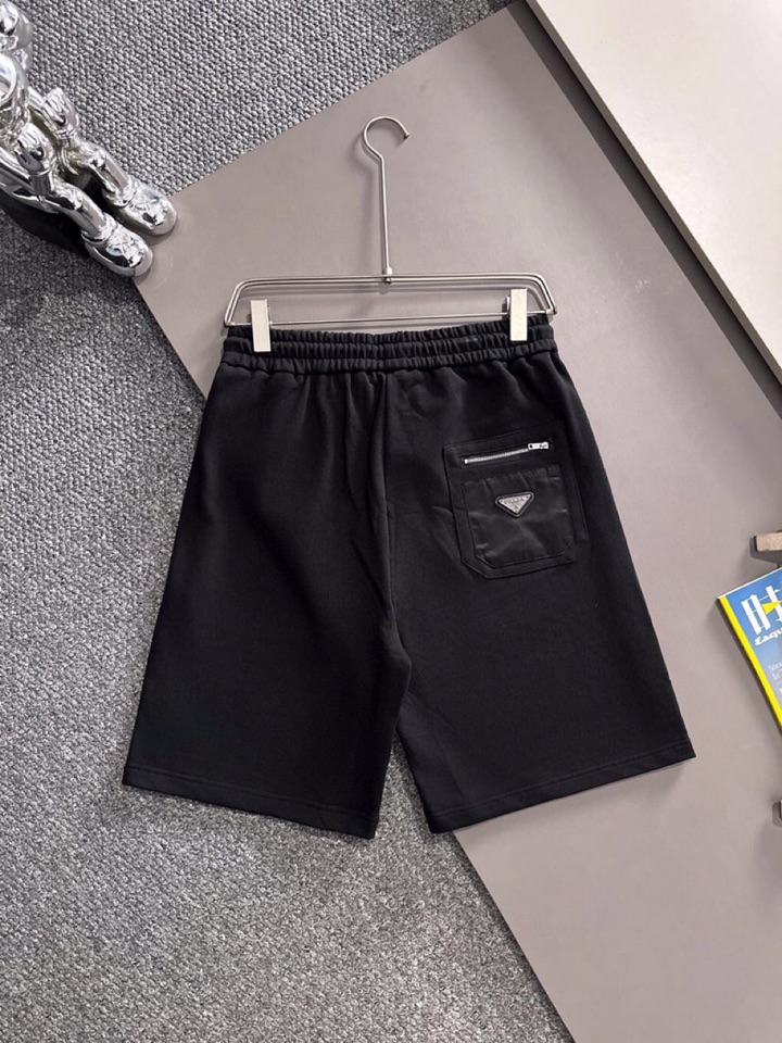  Prada 普拉达2025夏季最新品，同步有售，原单狠货，时尚休闲短裤，采用进口原版面料，顶级刺绣🪡工