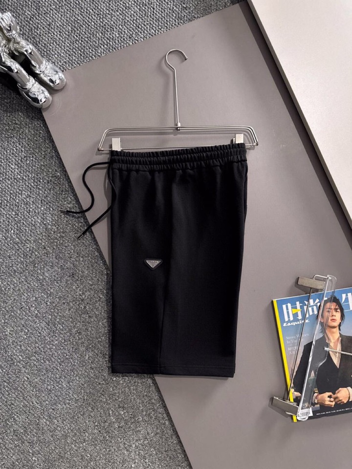  Prada 普拉达2025夏季最新品，同步有售，原单狠货，时尚休闲短裤，采用进口原版面料，顶级刺绣🪡工