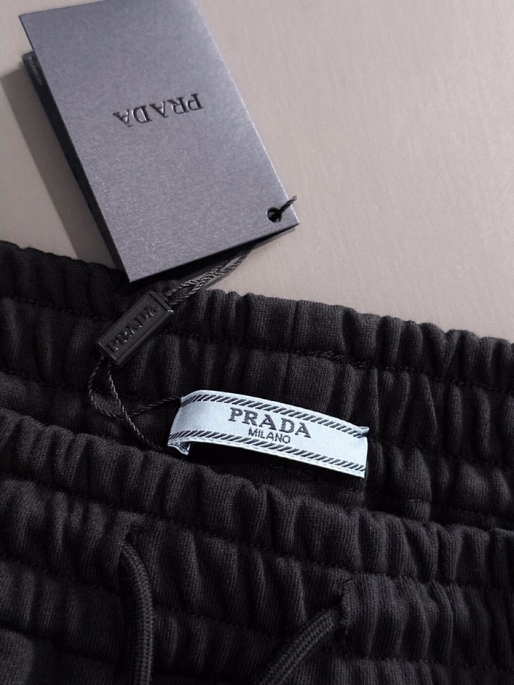  Prada 普拉达2025夏季最新品，同步有售，原单狠货，时尚休闲短裤，采用进口原版面料，顶级刺绣🪡工