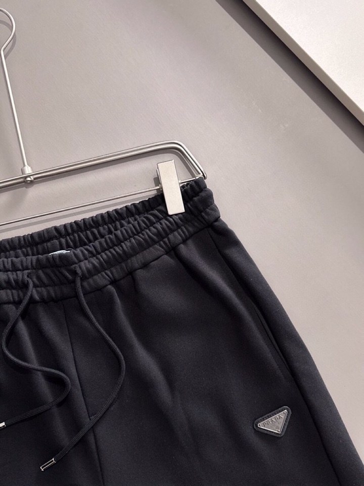  Prada 普拉达2025夏季最新品，同步有售，原单狠货，时尚休闲短裤，采用进口原版面料，顶级刺绣🪡工