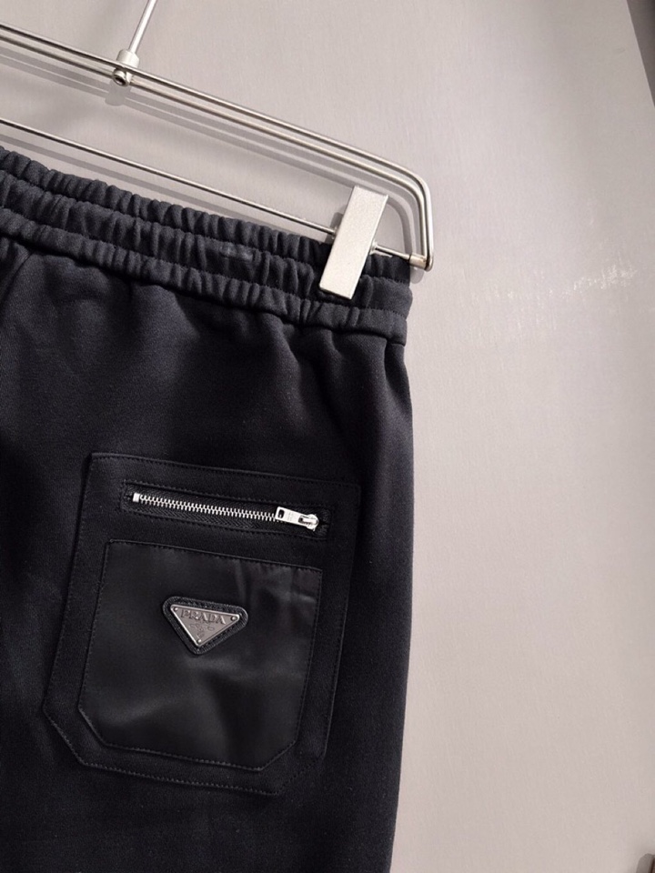  Prada 普拉达2025夏季最新品，同步有售，原单狠货，时尚休闲短裤，采用进口原版面料，顶级刺绣🪡工