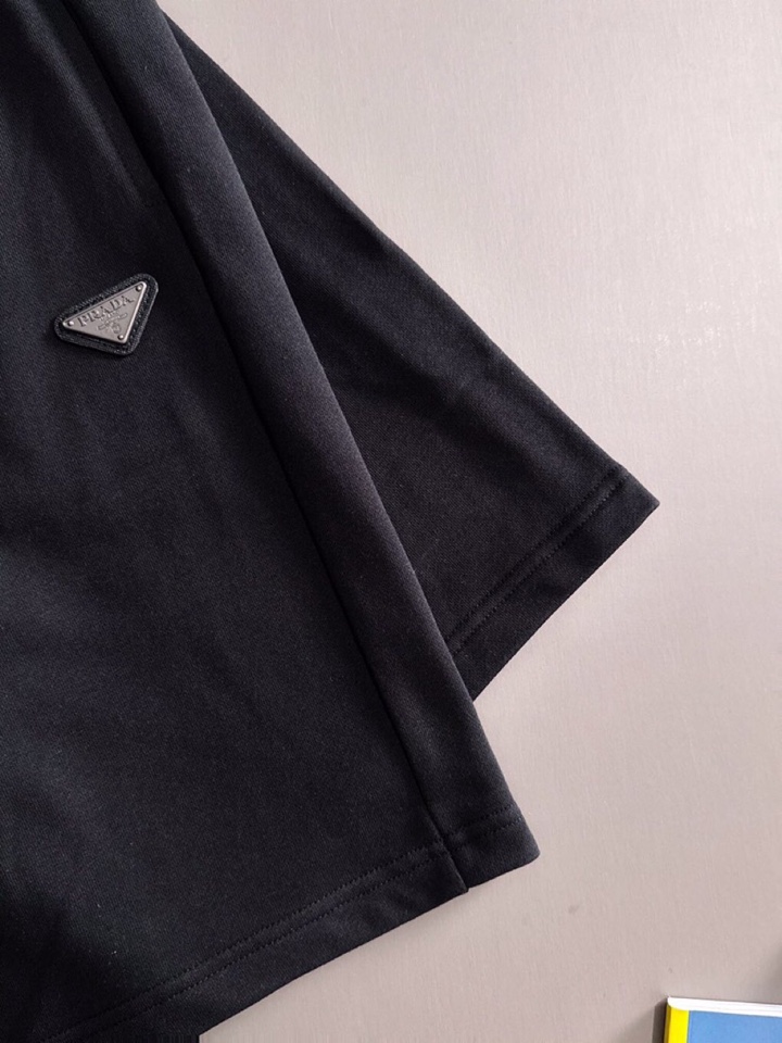  Prada 普拉达2025夏季最新品，同步有售，原单狠货，时尚休闲短裤，采用进口原版面料，顶级刺绣🪡工