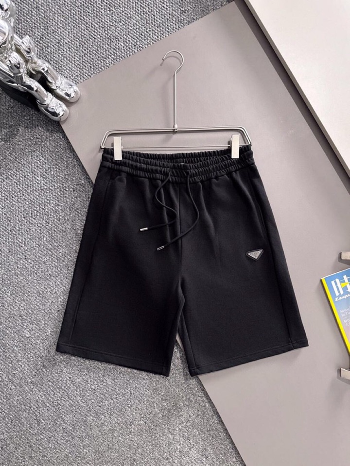  Prada 普拉达2025夏季最新品，同步有售，原单狠货，时尚休闲短裤，采用进口原版面料，顶级刺绣🪡工