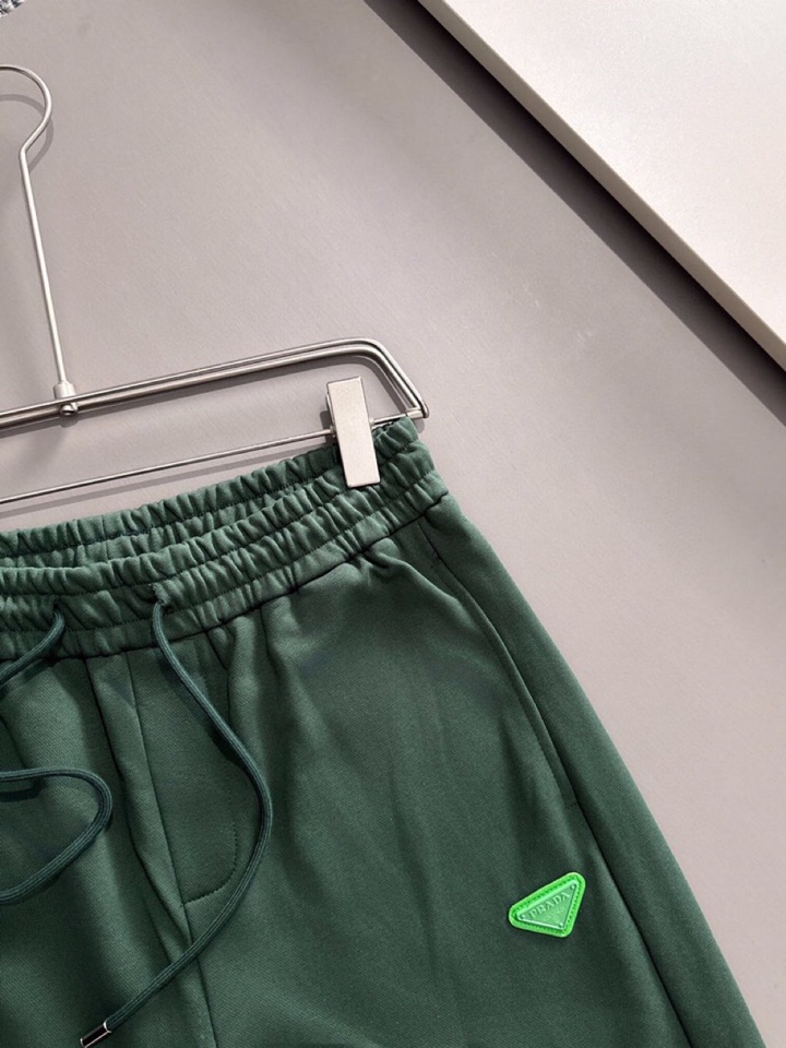  Prada 普拉达2025夏季最新品，同步有售，原单狠货，时尚休闲短裤，采用进口原版面料，顶级刺绣🪡工