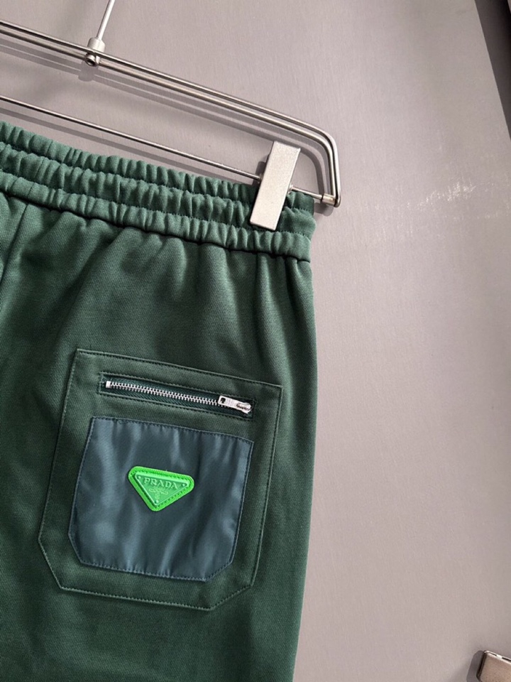  Prada 普拉达2025夏季最新品，同步有售，原单狠货，时尚休闲短裤，采用进口原版面料，顶级刺绣🪡工