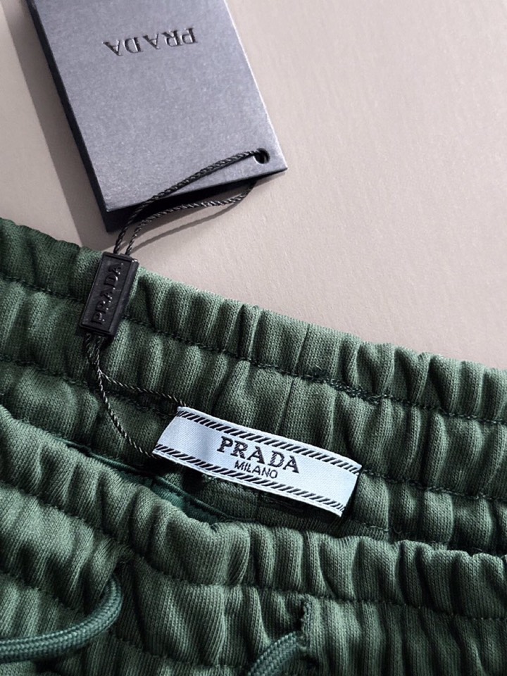  Prada 普拉达2025夏季最新品，同步有售，原单狠货，时尚休闲短裤，采用进口原版面料，顶级刺绣🪡工