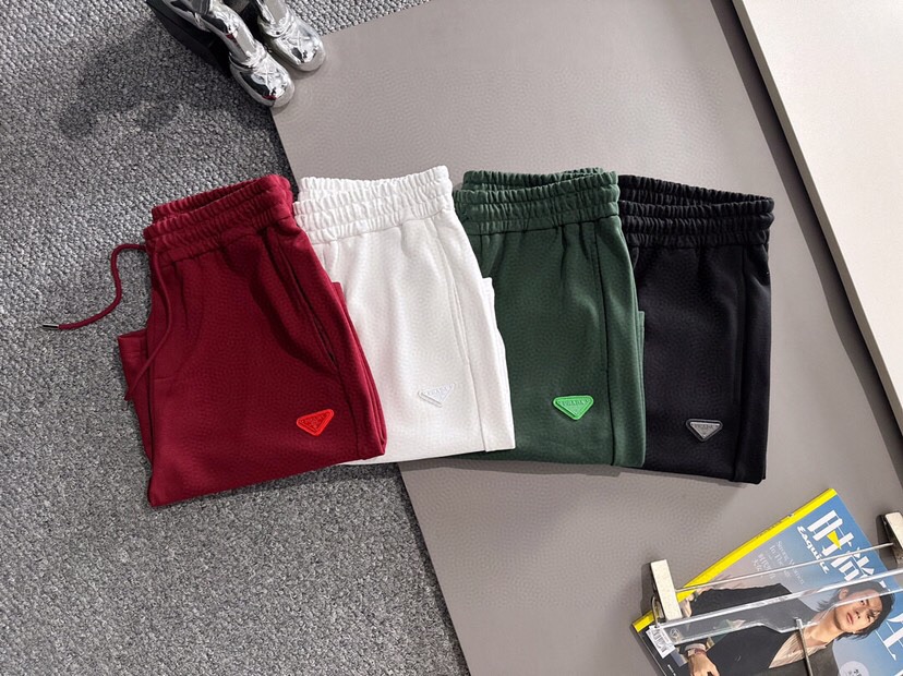  Prada 普拉达2025夏季最新品，同步有售，原单狠货，时尚休闲短裤，采用进口原版面料，顶级刺绣🪡工