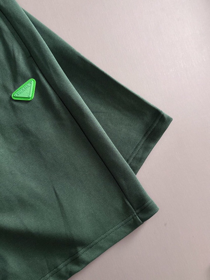  Prada 普拉达2025夏季最新品，同步有售，原单狠货，时尚休闲短裤，采用进口原版面料，顶级刺绣🪡工