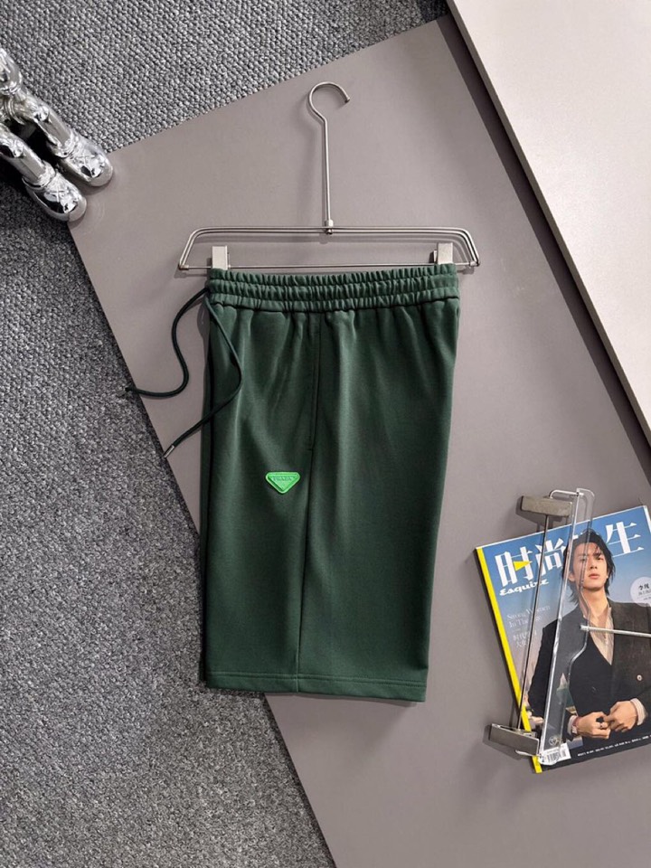  Prada 普拉达2025夏季最新品，同步有售，原单狠货，时尚休闲短裤，采用进口原版面料，顶级刺绣🪡工