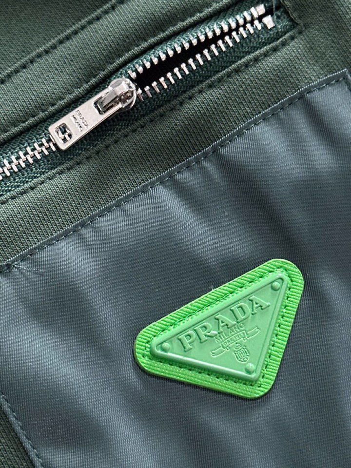  Prada 普拉达2025夏季最新品，同步有售，原单狠货，时尚休闲短裤，采用进口原版面料，顶级刺绣🪡工