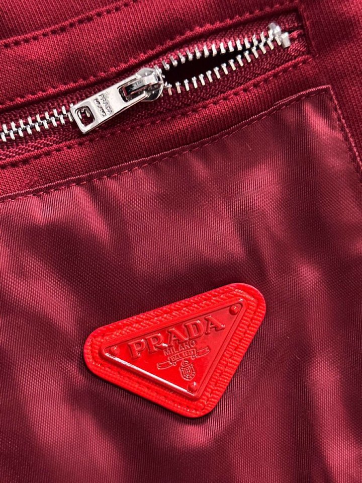  Prada 普拉达2025夏季最新品，同步有售，原单狠货，时尚休闲短裤，采用进口原版面料，顶级刺绣🪡工