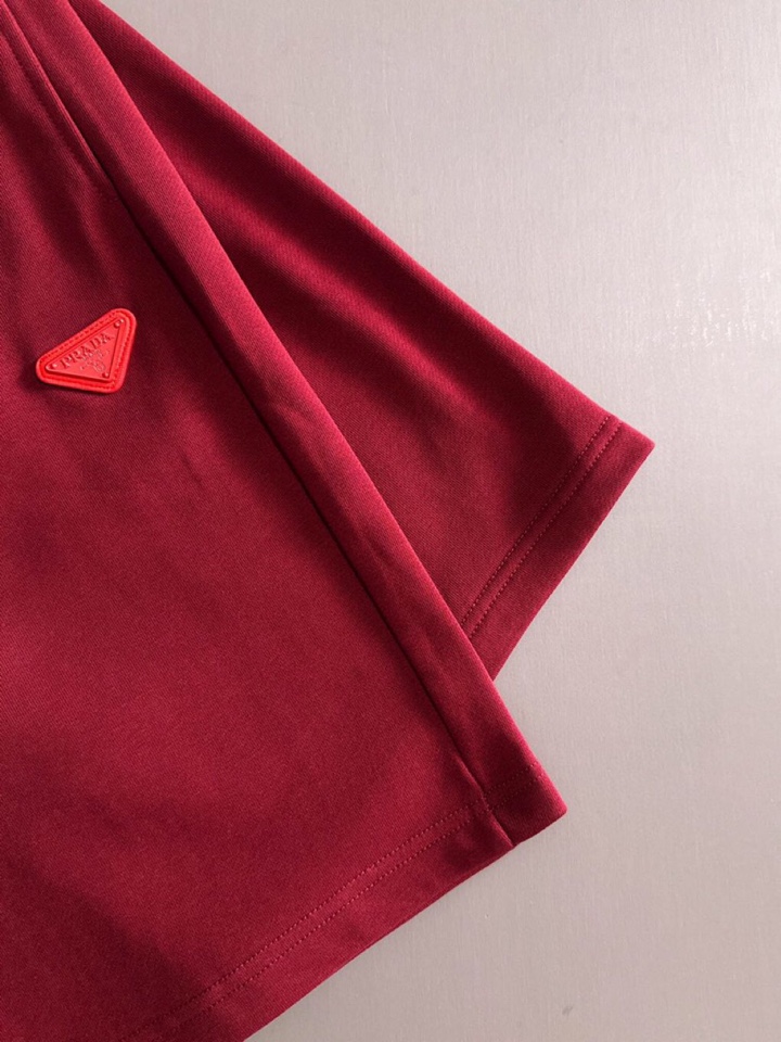  Prada 普拉达2025夏季最新品，同步有售，原单狠货，时尚休闲短裤，采用进口原版面料，顶级刺绣🪡工