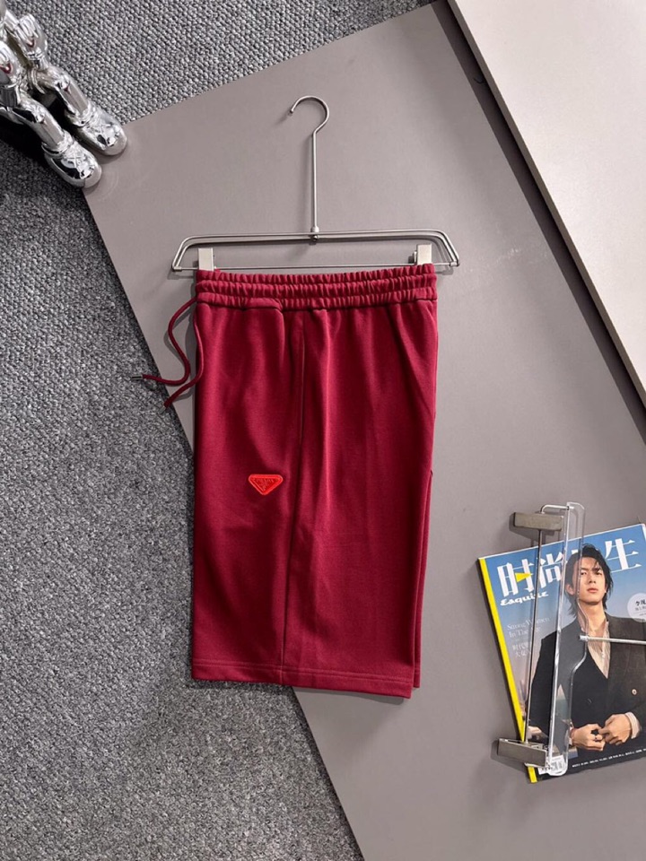  Prada 普拉达2025夏季最新品，同步有售，原单狠货，时尚休闲短裤，采用进口原版面料，顶级刺绣🪡工