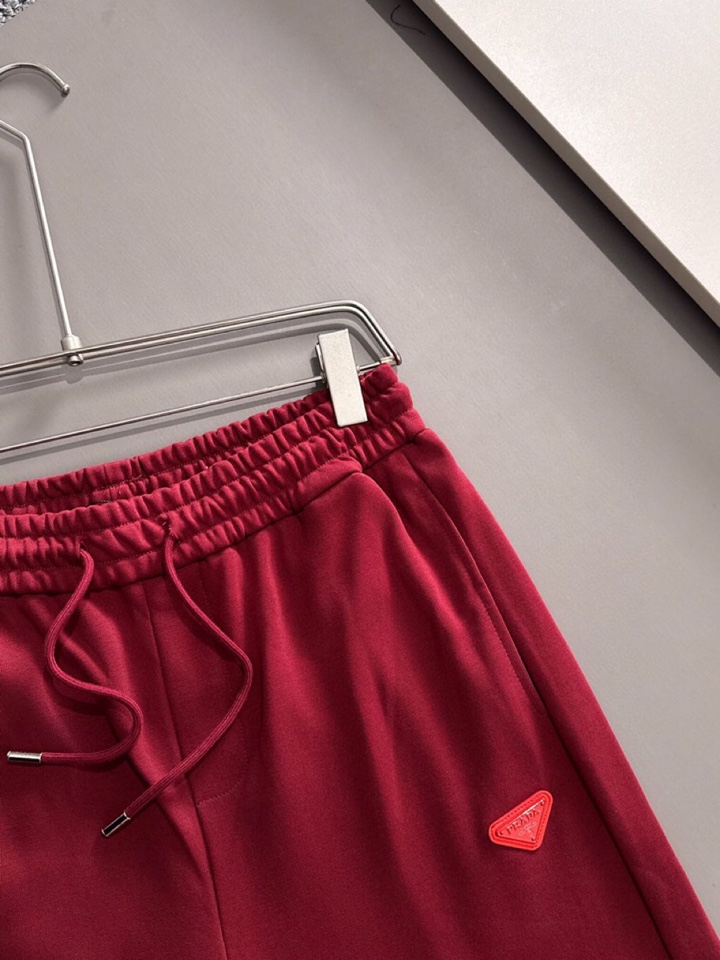  Prada 普拉达2025夏季最新品，同步有售，原单狠货，时尚休闲短裤，采用进口原版面料，顶级刺绣🪡工