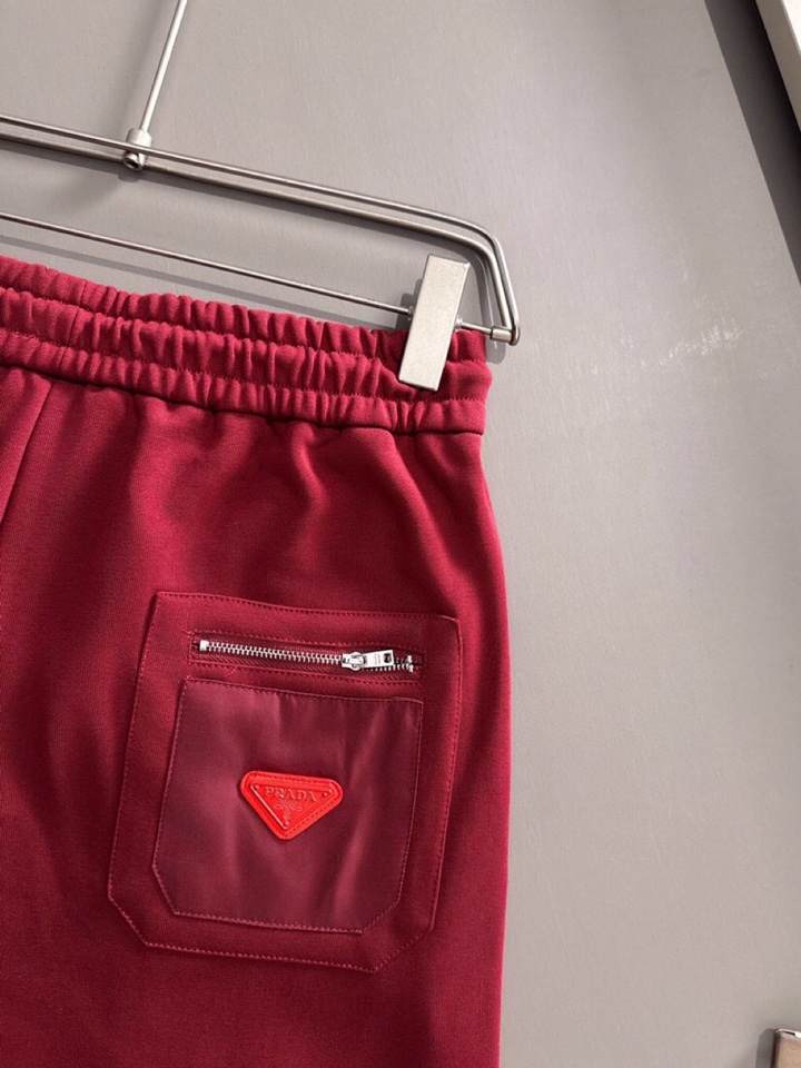  Prada 普拉达2025夏季最新品，同步有售，原单狠货，时尚休闲短裤，采用进口原版面料，顶级刺绣🪡工