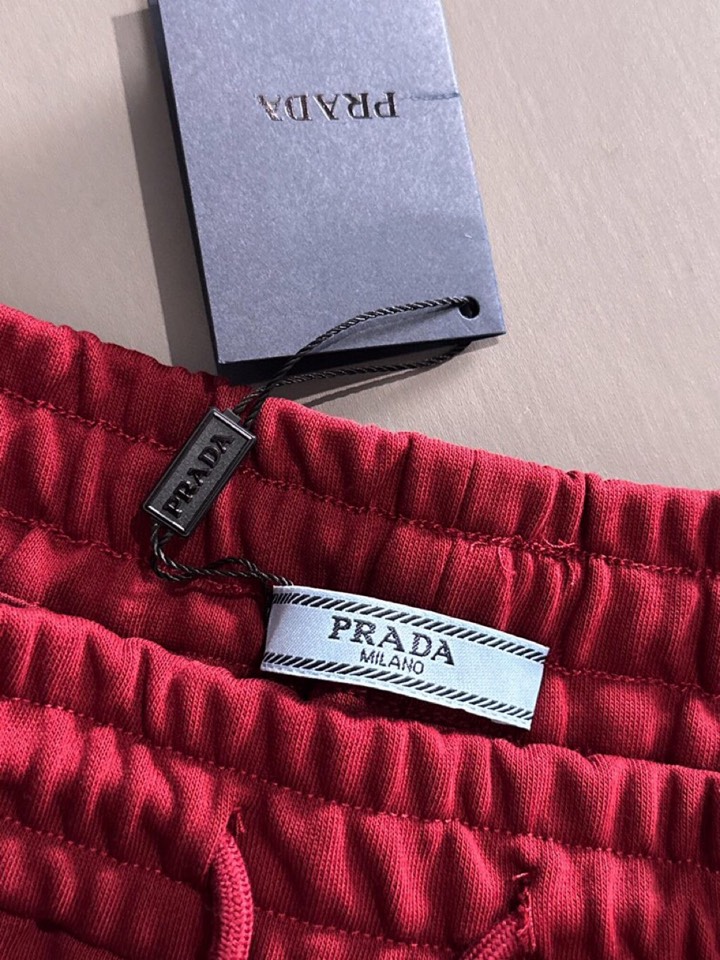  Prada 普拉达2025夏季最新品，同步有售，原单狠货，时尚休闲短裤，采用进口原版面料，顶级刺绣🪡工