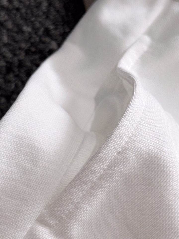  Prada 普拉达2025夏季最新品，同步有售，原单狠货，时尚休闲短裤，采用进口原版面料，顶级刺绣🪡工