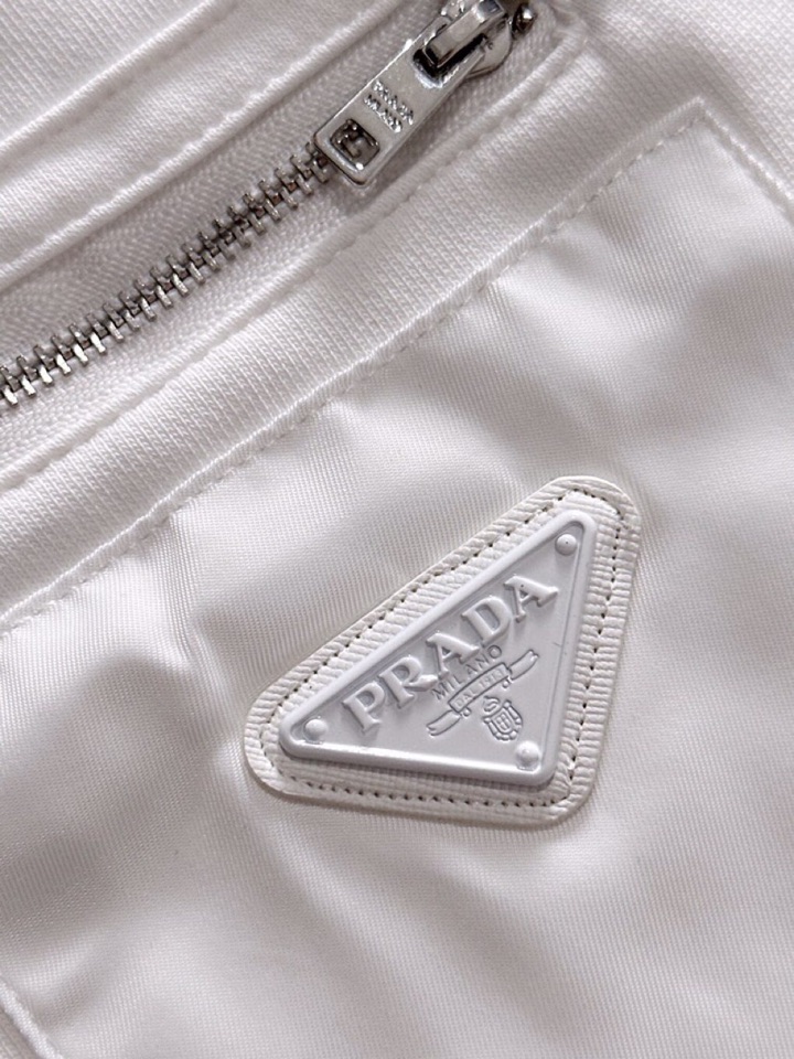  Prada 普拉达2025夏季最新品，同步有售，原单狠货，时尚休闲短裤，采用进口原版面料，顶级刺绣🪡工