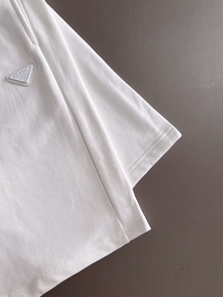  Prada 普拉达2025夏季最新品，同步有售，原单狠货，时尚休闲短裤，采用进口原版面料，顶级刺绣🪡工