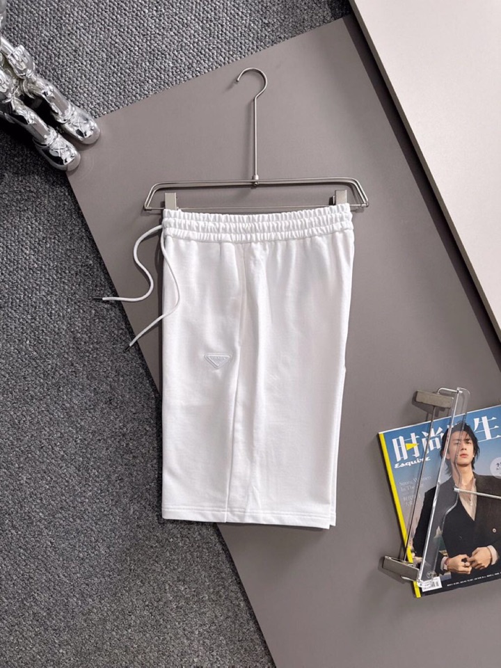  Prada 普拉达2025夏季最新品，同步有售，原单狠货，时尚休闲短裤，采用进口原版面料，顶级刺绣🪡工
