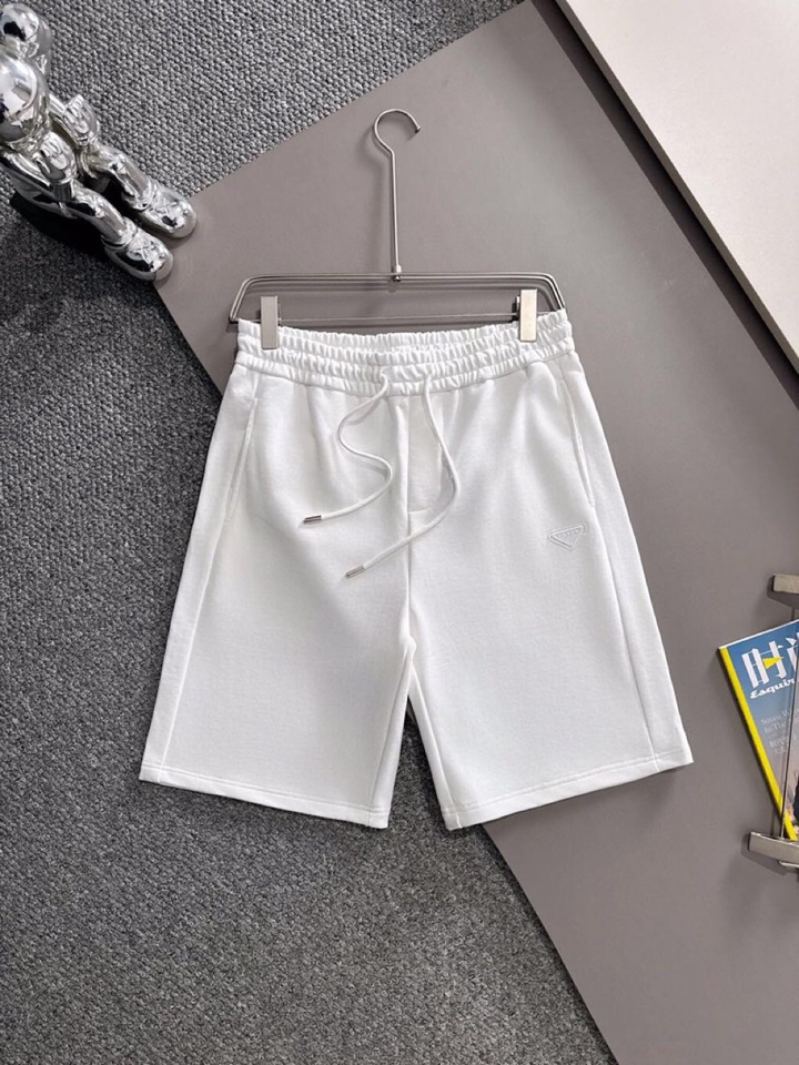  Prada 普拉达2025夏季最新品，同步有售，原单狠货，时尚休闲短裤，采用进口原版面料，顶级刺绣🪡工