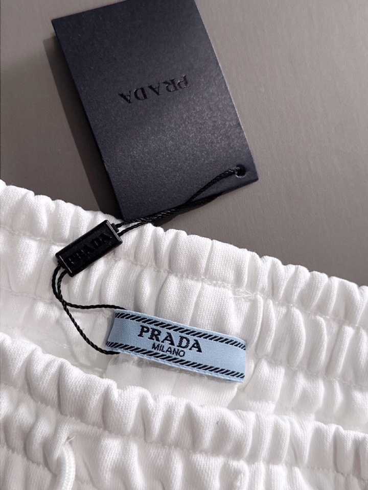  Prada 普拉达2025夏季最新品，同步有售，原单狠货，时尚休闲短裤，采用进口原版面料，顶级刺绣🪡工