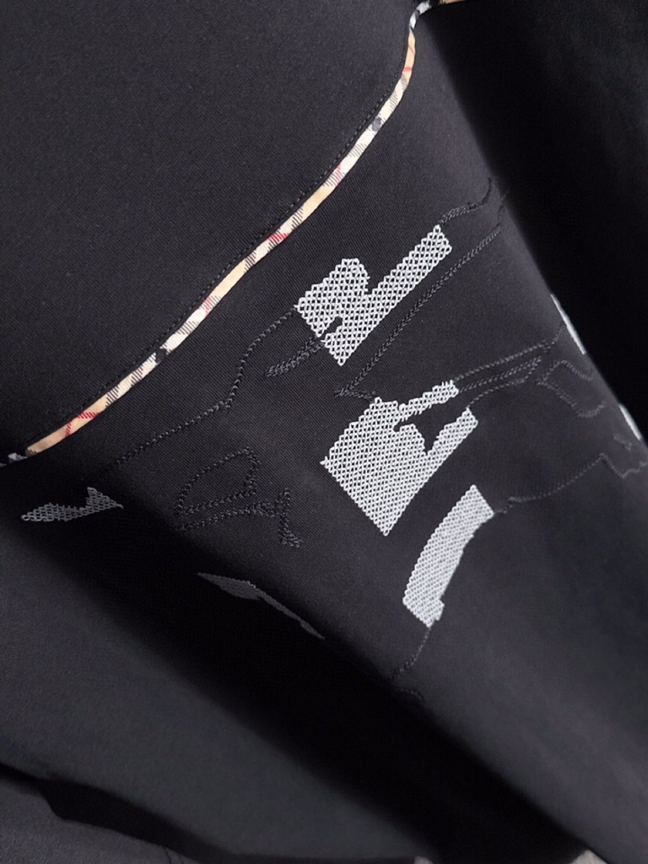  Burberry 巴宝莉25ss新款短袖圆领T恤，男女同款情侣款，定制260克100％双纱纯棉面料·定