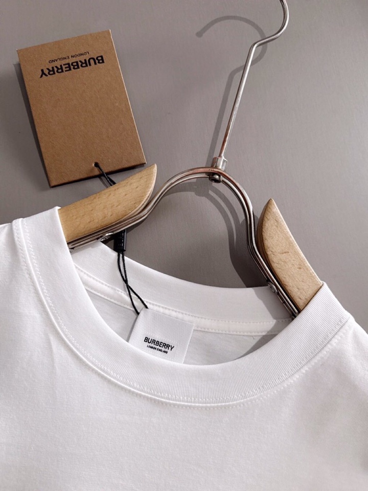  Burberry 巴宝莉25ss新款短袖圆领T恤，男女同款情侣款，定制260克100％双纱纯棉面料·定