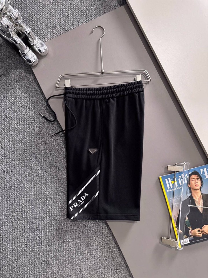  Prada 普拉达2025夏季最新品，同步有售，原单狠货，时尚休闲短裤，采用进口原版面料，顶级刺绣🪡工